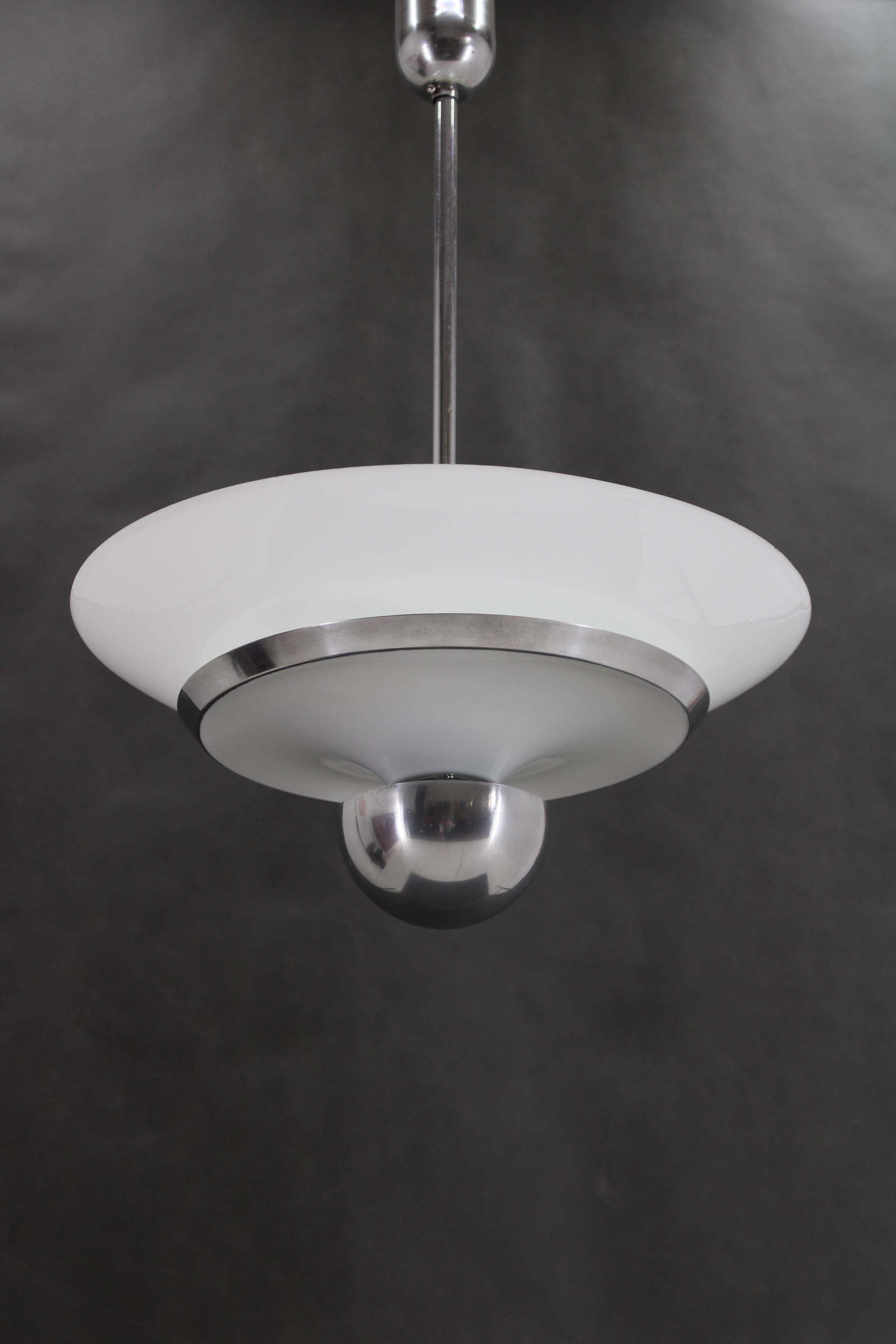 Europeo Lampada a sospensione Bauhaus degli anni '30, restaurata in vendita