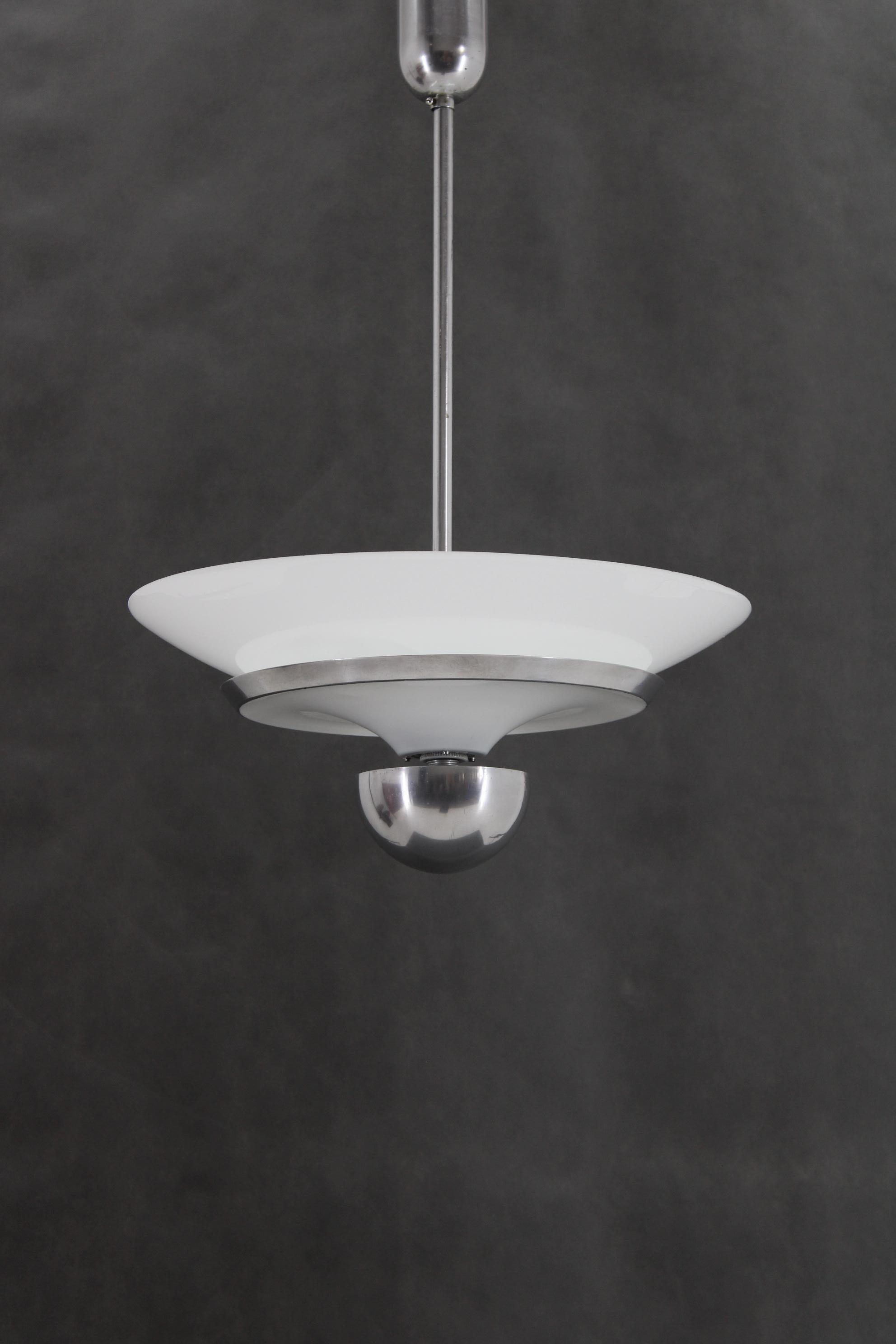 Lampada a sospensione Bauhaus degli anni '30, restaurata In condizioni buone in vendita a Praha, CZ