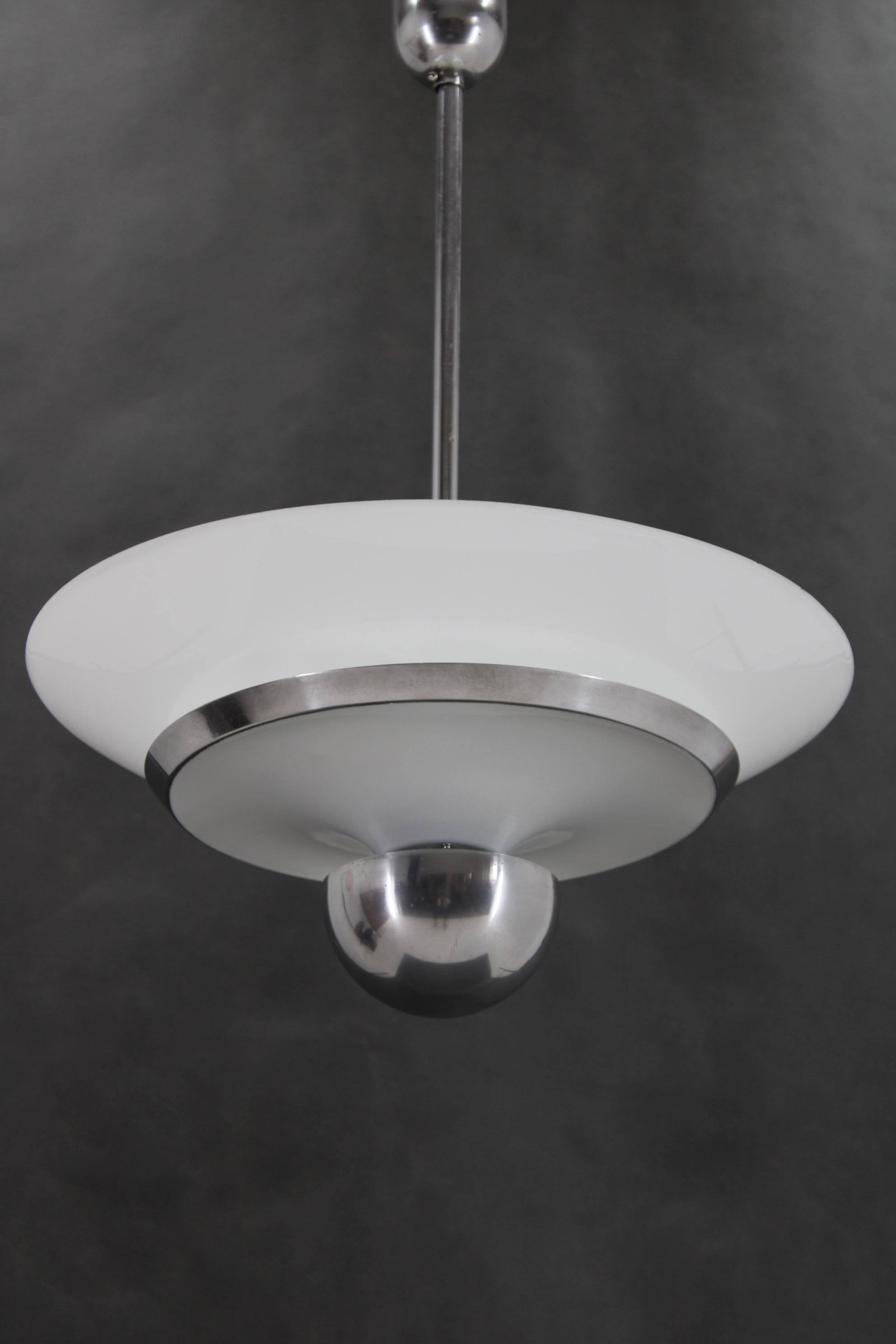 Metà XX secolo Lampada a sospensione Bauhaus degli anni '30, restaurata in vendita