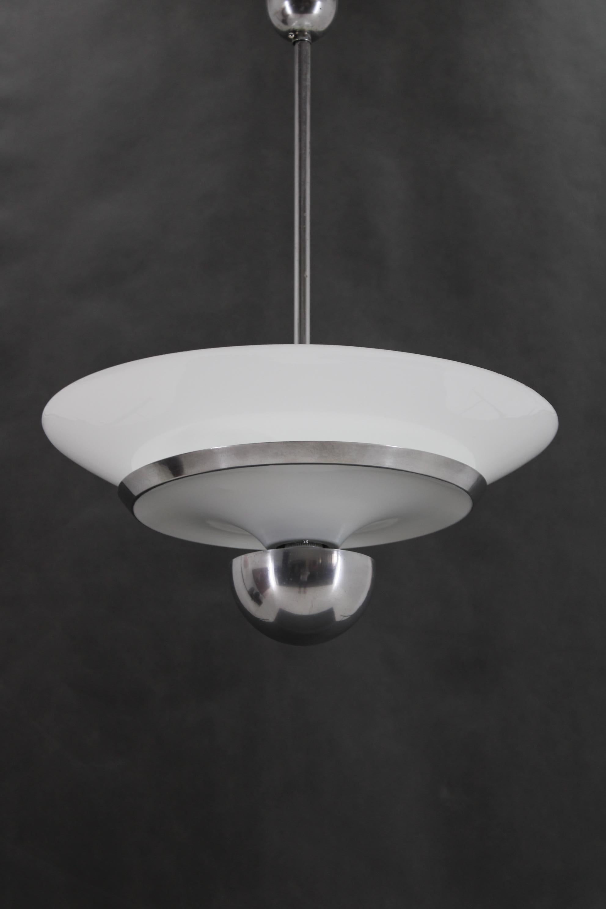 Vetro Lampada a sospensione Bauhaus degli anni '30, restaurata in vendita