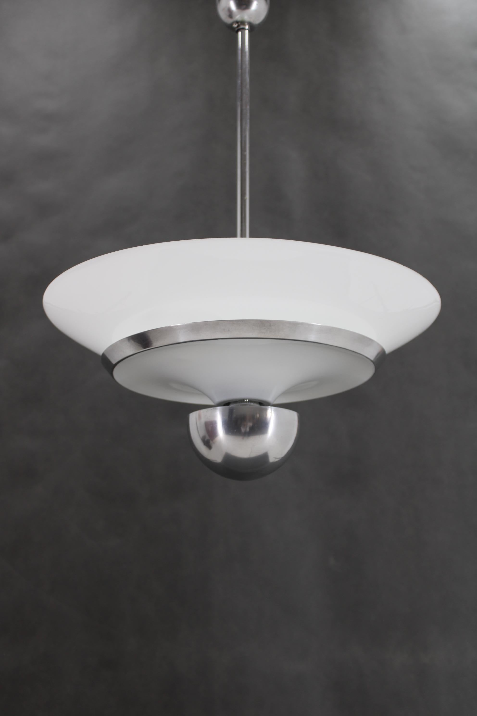 Lampada a sospensione Bauhaus degli anni '30, restaurata in vendita 2