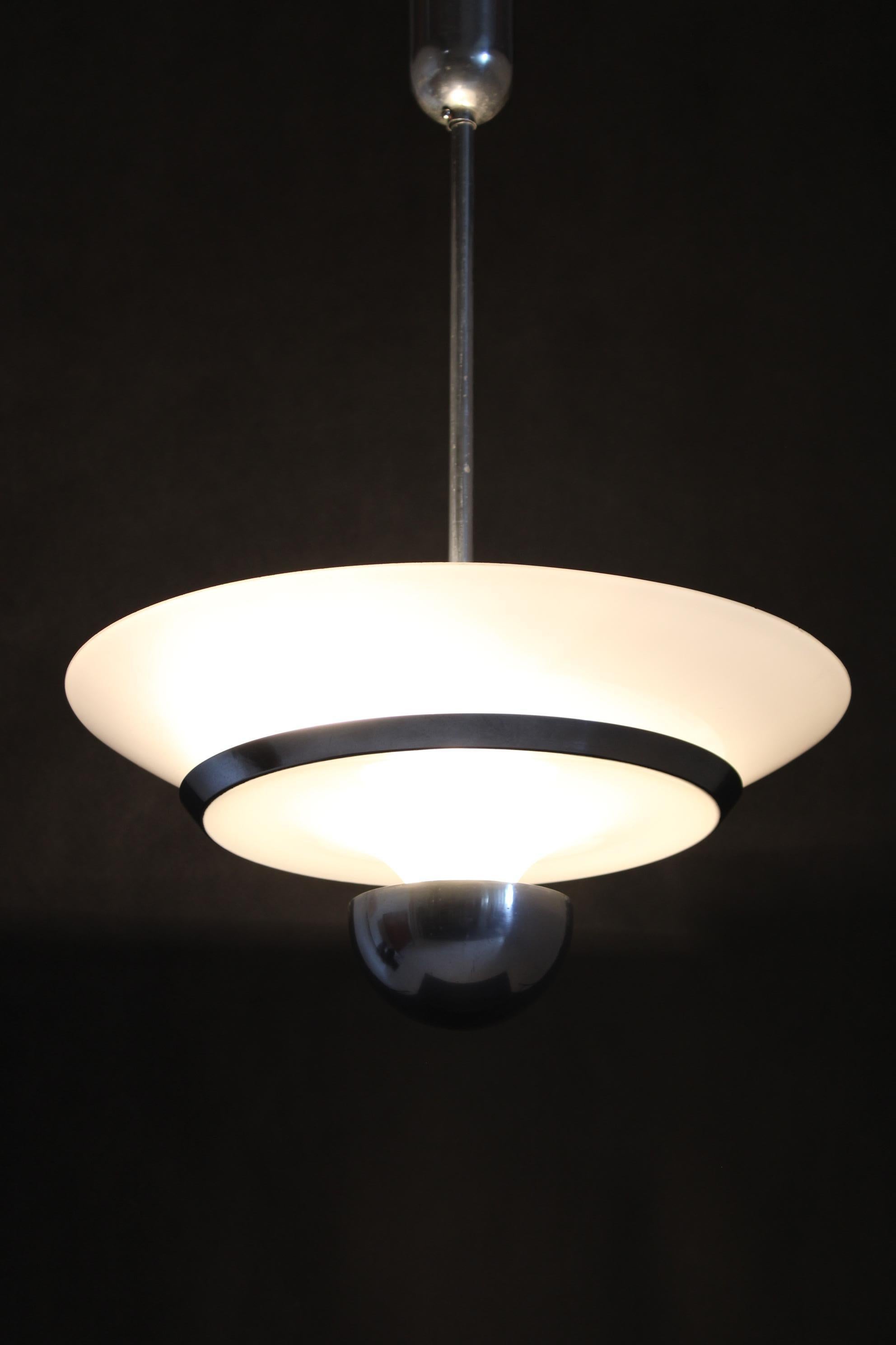 Lampada a sospensione Bauhaus degli anni '30, restaurata in vendita 3