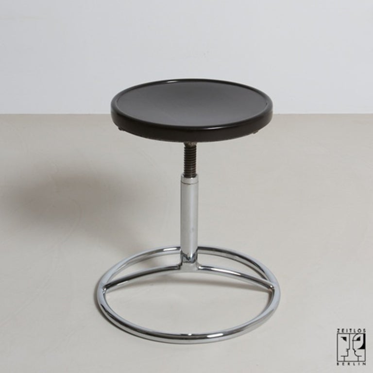 Design-Vermächtnis: Lassen Sie sich von der zeitlosen Eleganz der Bauhaus-Ära inspirieren - mit diesem exquisiten Klavierhocker aus den 1930er Jahren, entworfen von den berühmten Brüdern Luckhardt. Bekannt für ihren innovativen Ansatz und ihr