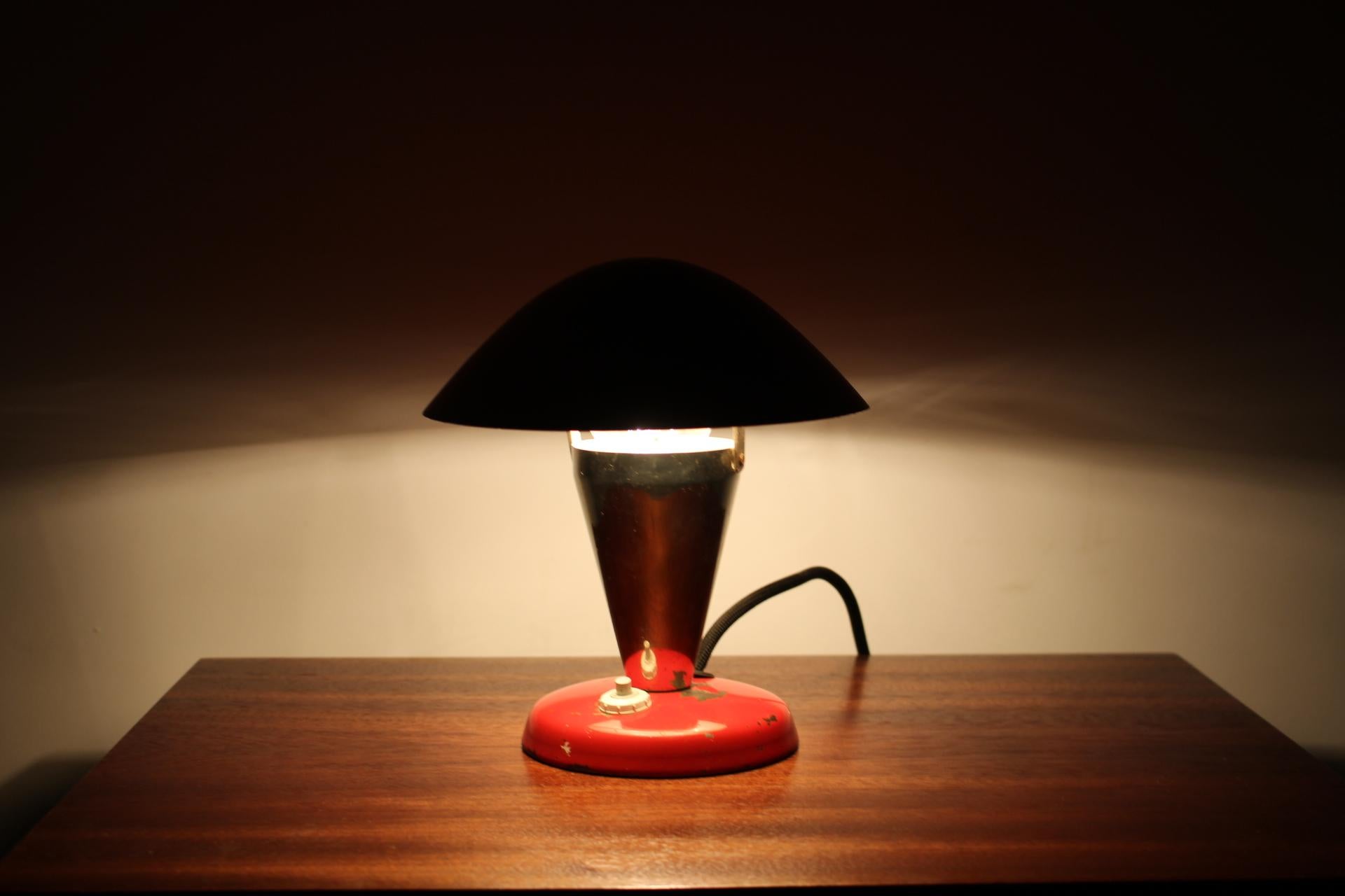 Petite lampe de bureau rouge Bauhaus des années 1930, Tchécoslovaquie en vente 4