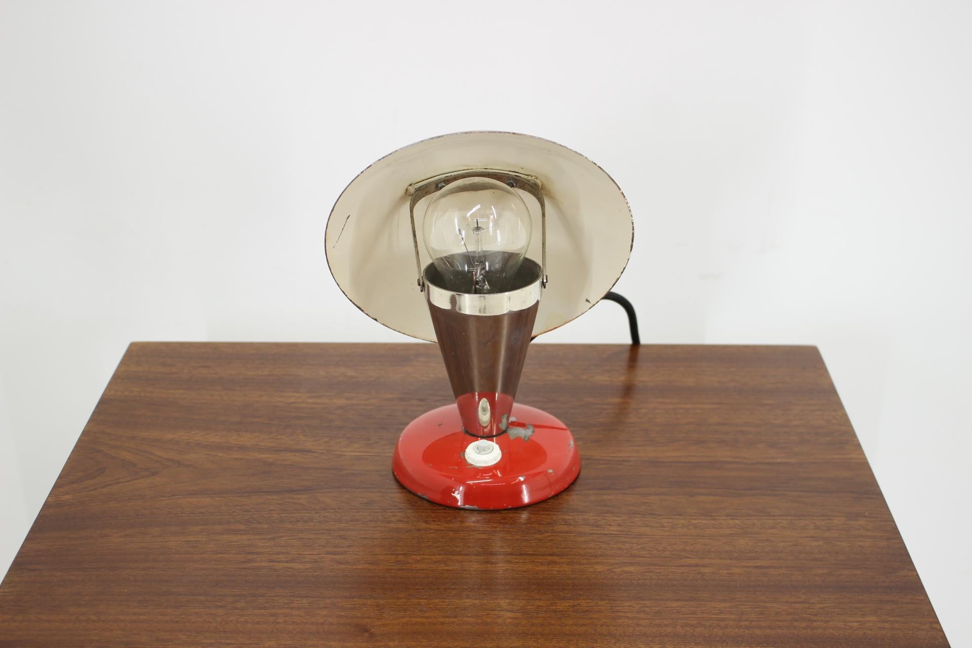 Petite lampe de bureau rouge Bauhaus des années 1930, Tchécoslovaquie Bon état - En vente à Praha, CZ