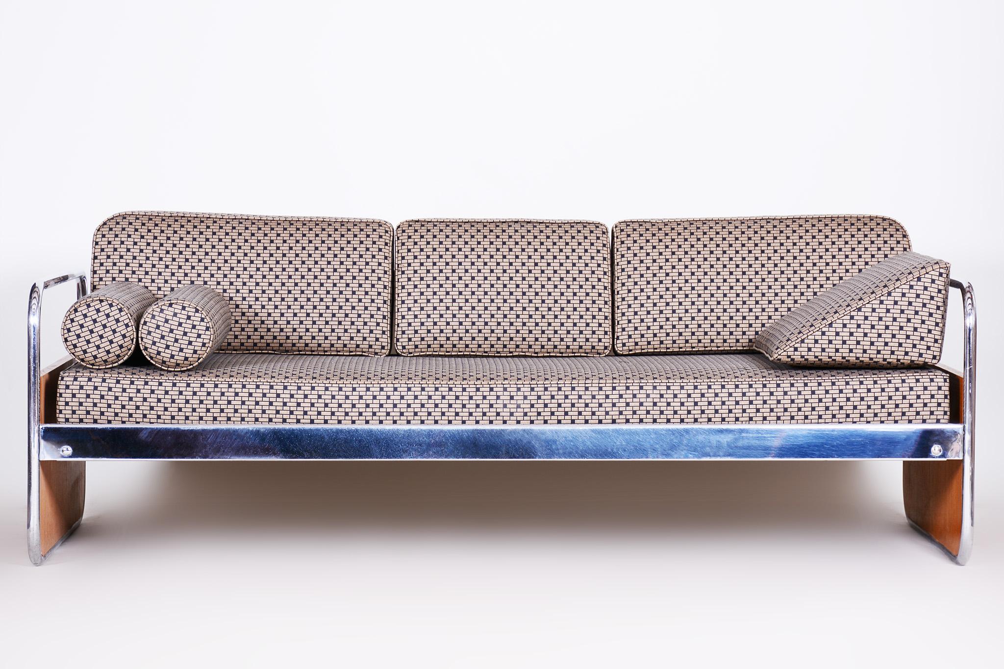 1930s Bauhaus Sofa Made by Hynek Gottwald, Czechia, Restored and Reupholstered In Good Condition In Horomerice, CZ