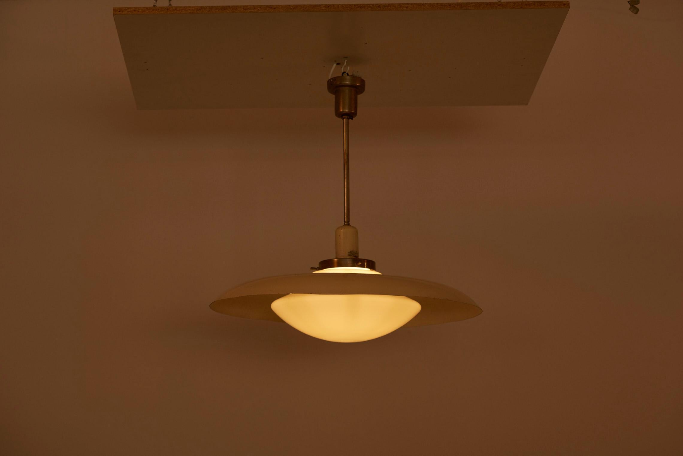 lampe suspendue style Bauhaus des années 1930 État moyen - En vente à Berlin, DE
