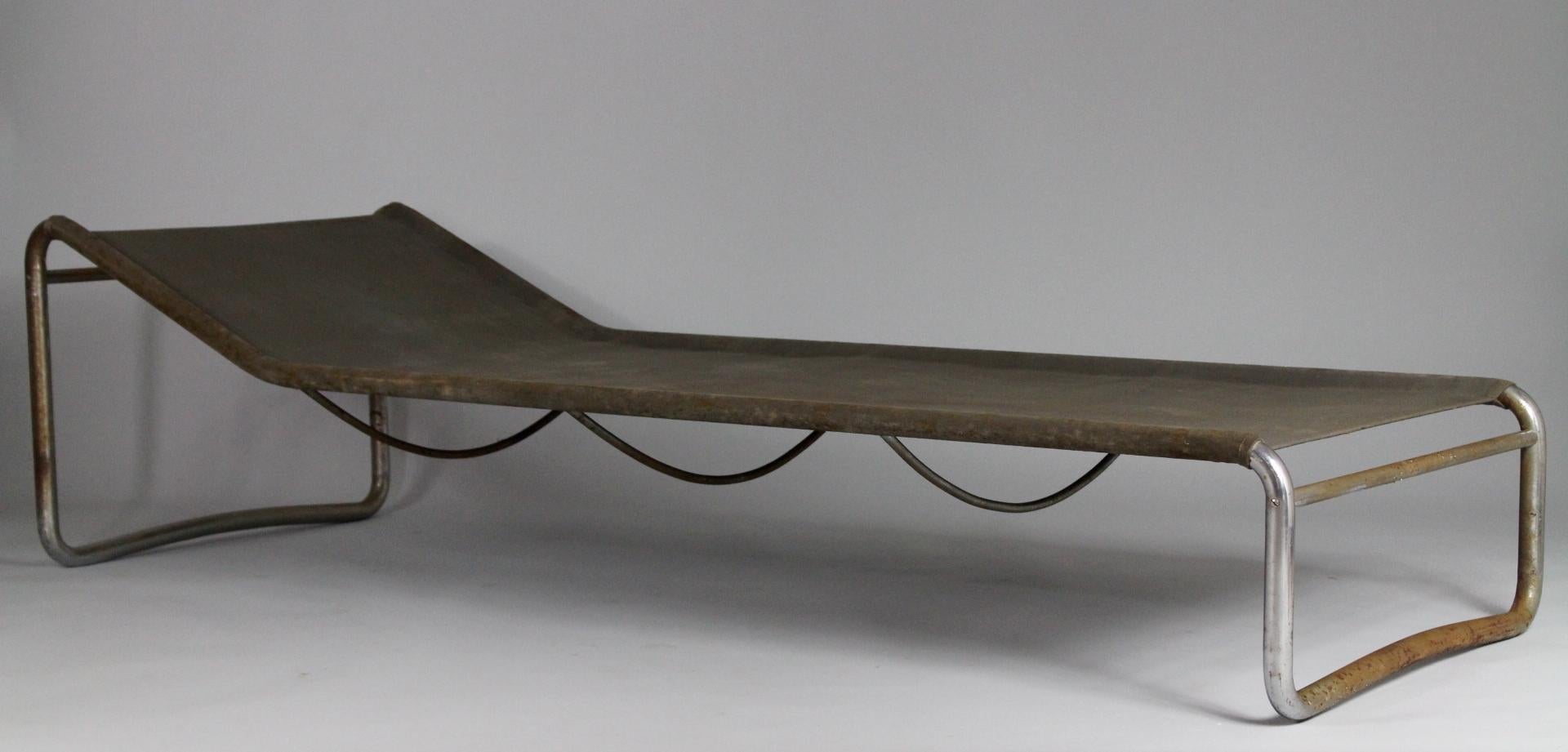 Tubular steel daybed from the 1930s with original iron thread fabric. Distressed chrome plating, fabric in good condition.