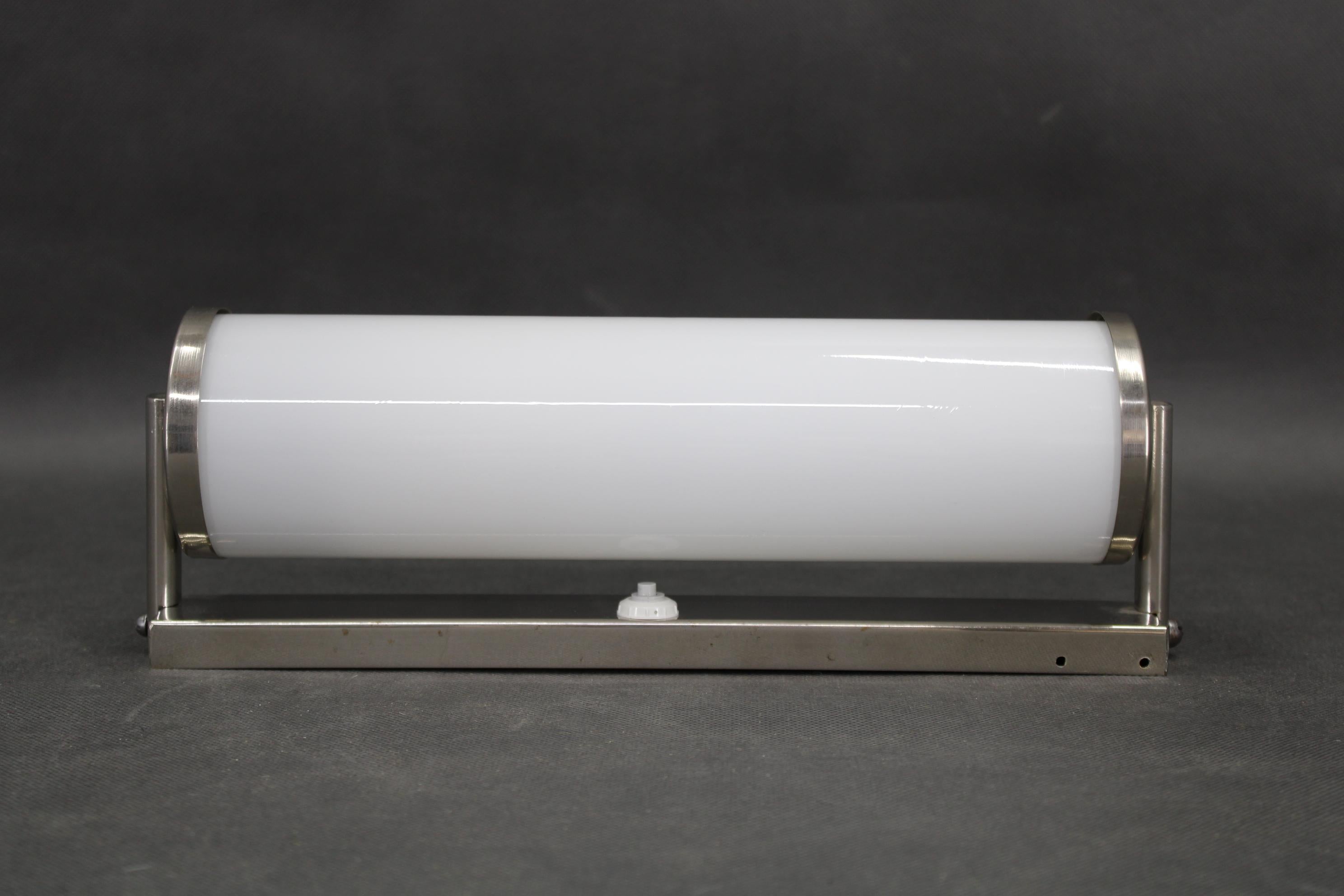 Aplique tubular original de la Bauhaus, fabricado en Checoslovaquia en la década de 1930, con un tubo de cristal cremoso y estructura de metal cromado. Muy buen estado vintage con sólo pequeños signos de uso, recableado recientemente y compatible