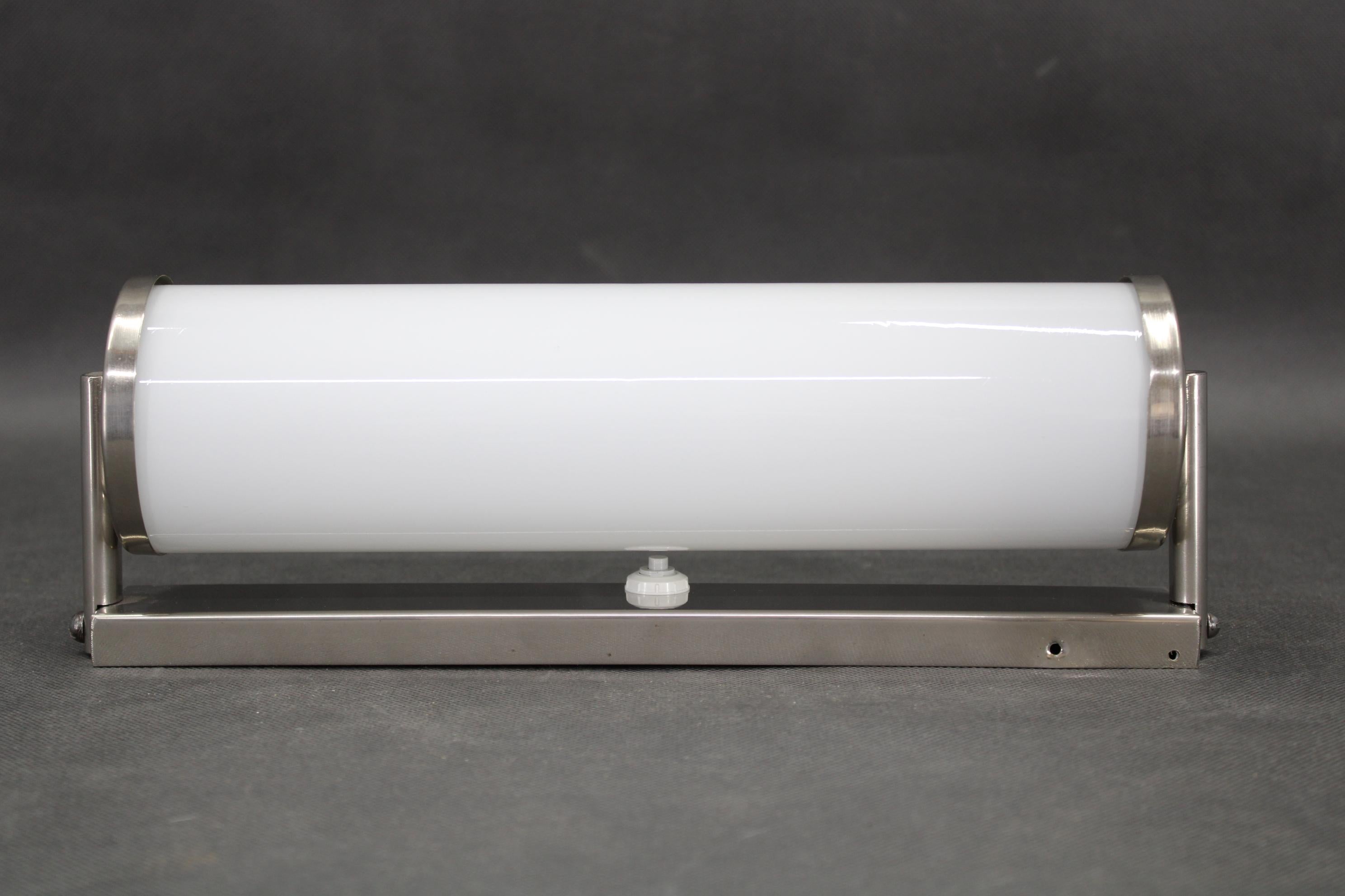 Aplique Tubular Bauhaus 1930, Cromo y Cristal Crema, Checoslovaquia mediados del siglo XX en venta