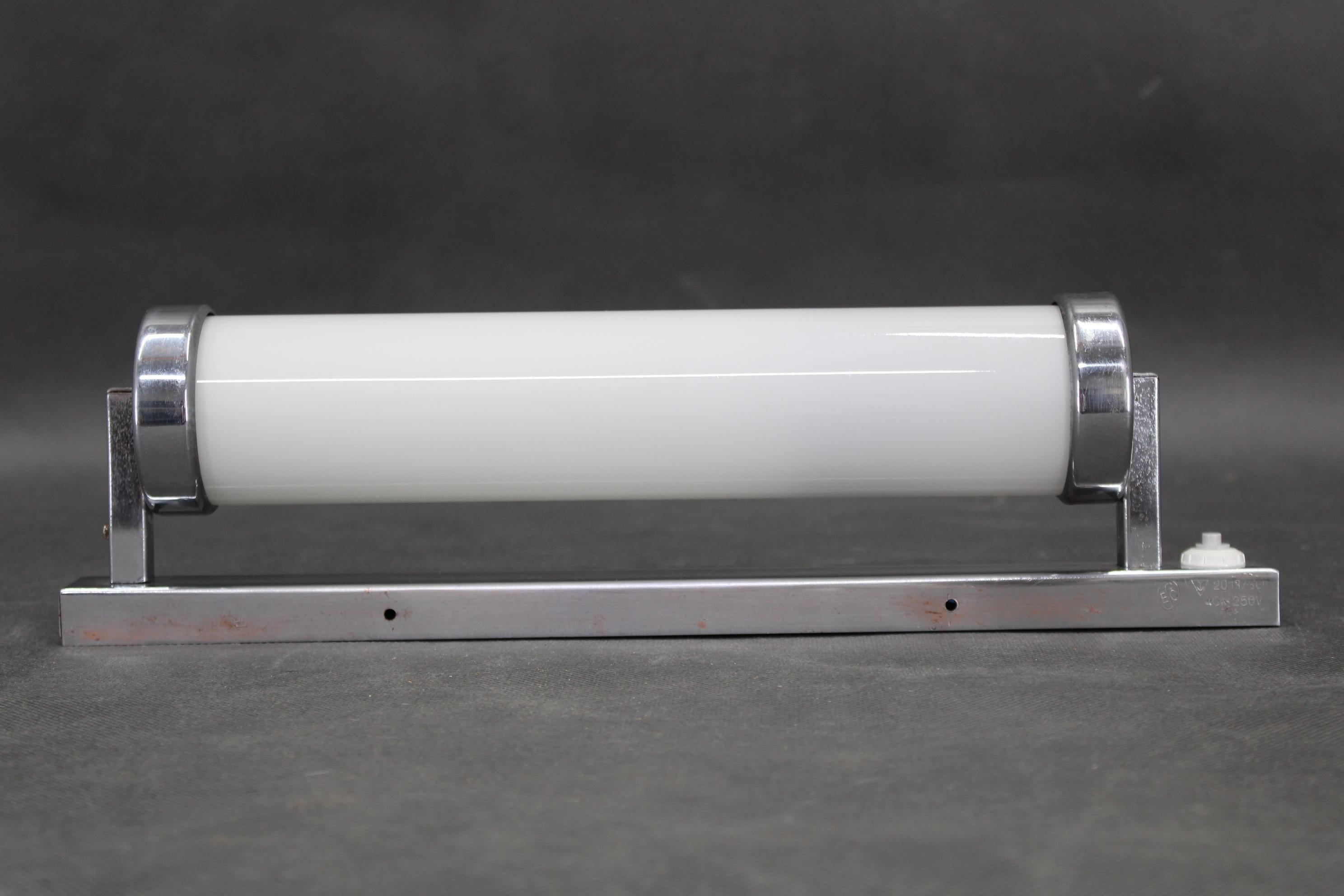 Applique tubulaire Bauhaus des années 1930, chrome et verre crème, Tchécoslovaquie Bon état - En vente à Praha, CZ