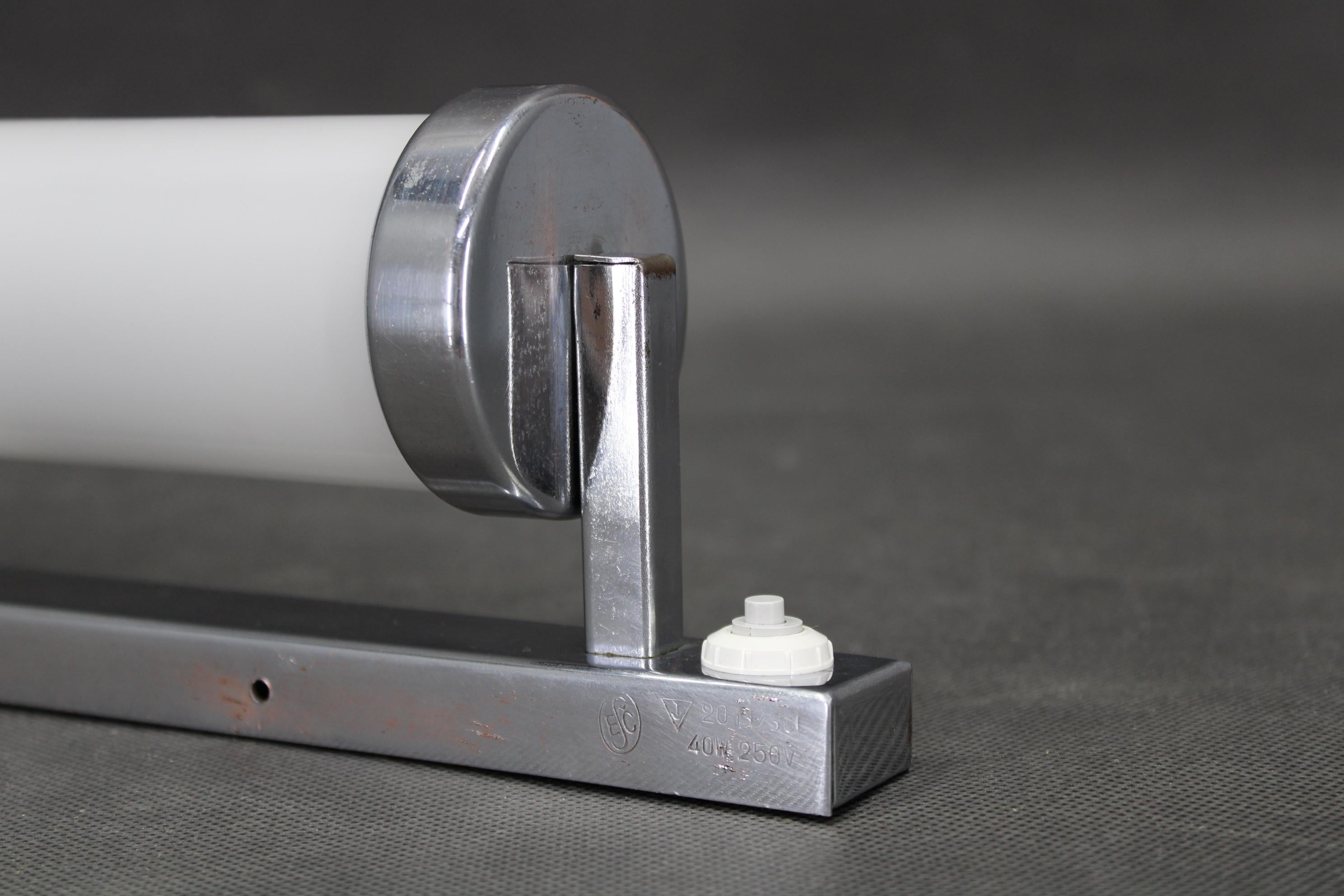 Milieu du XXe siècle Applique tubulaire Bauhaus des années 1930, chrome et verre crème, Tchécoslovaquie en vente