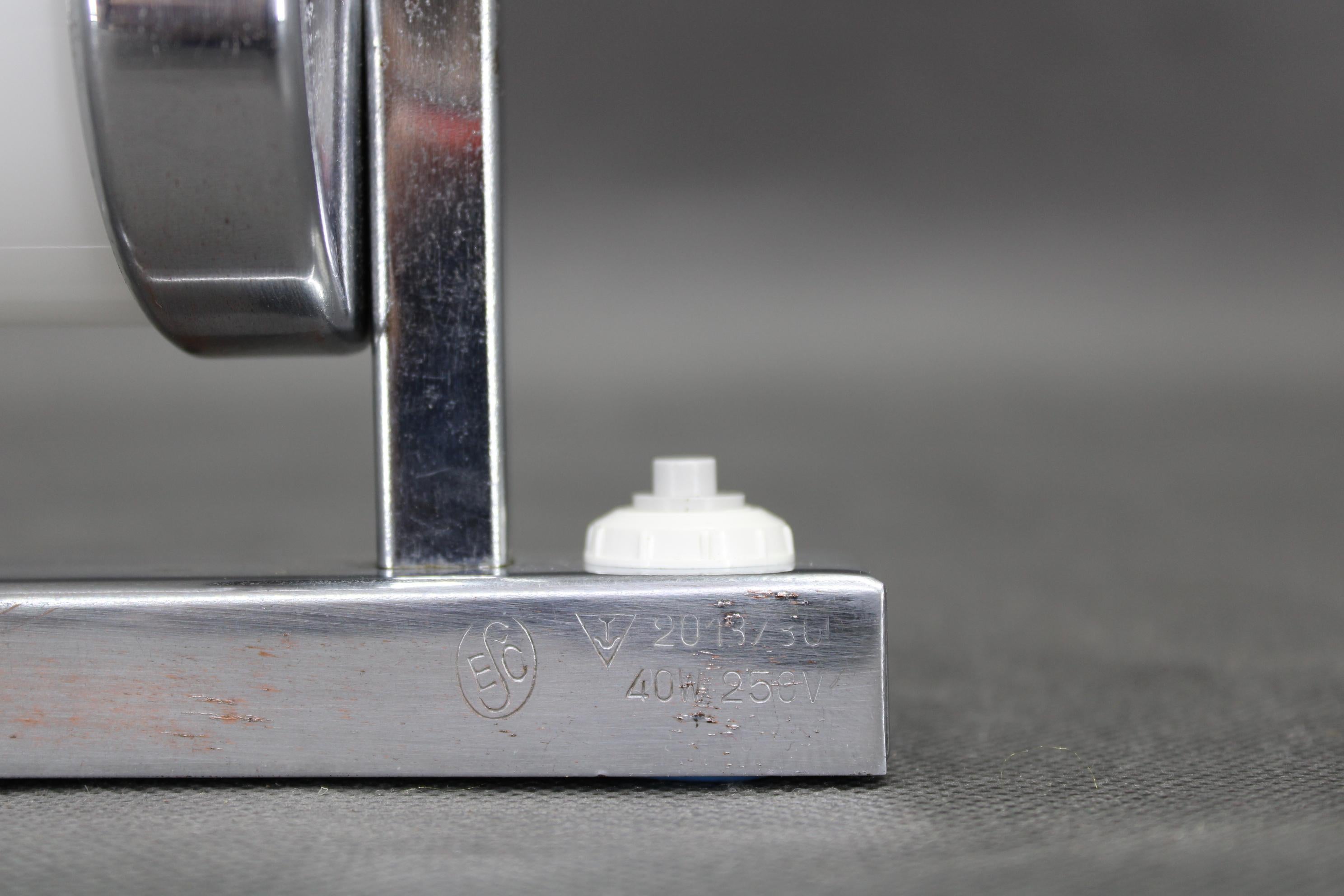 Métal Applique tubulaire Bauhaus des années 1930, chrome et verre crème, Tchécoslovaquie en vente