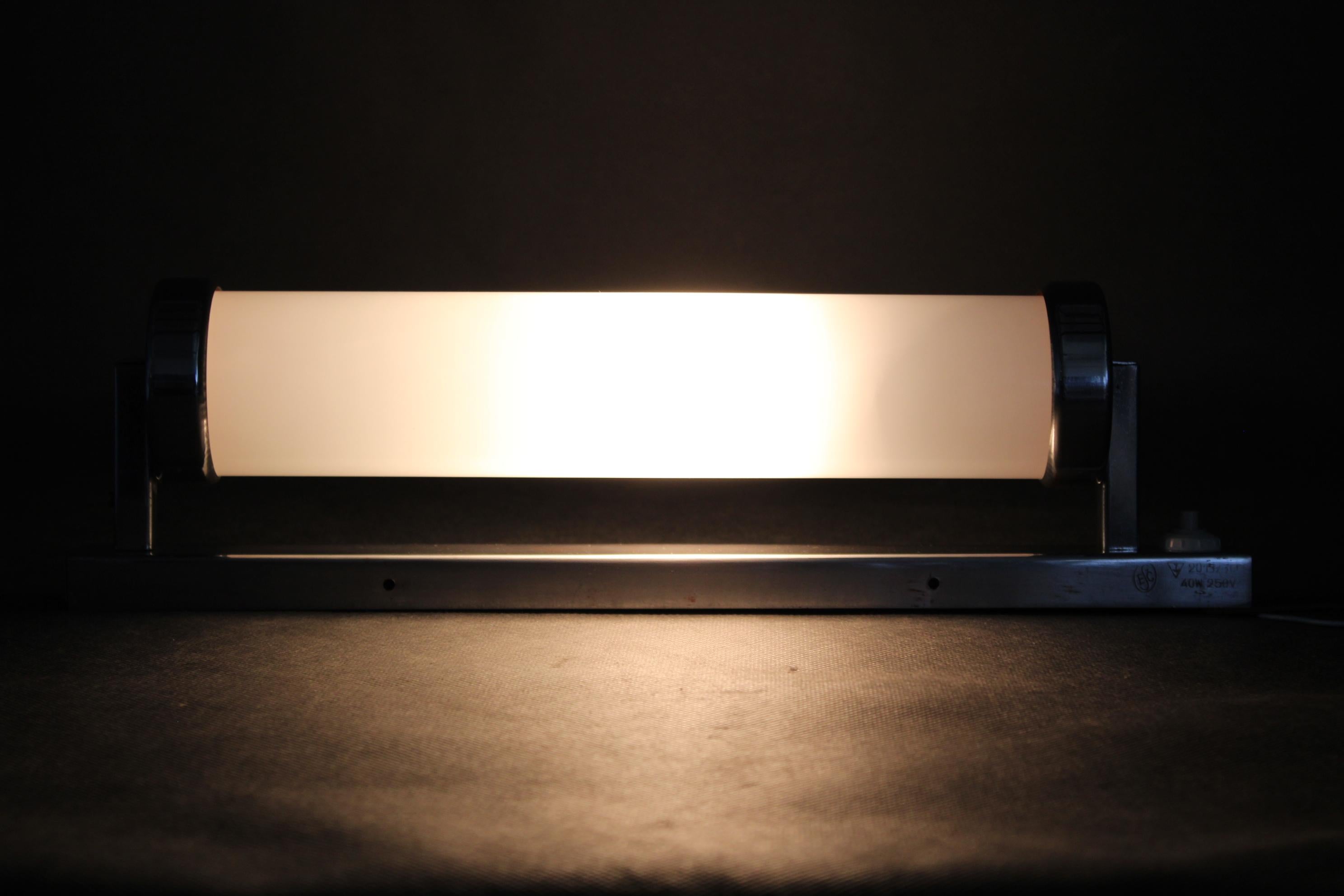 Applique tubulaire Bauhaus des années 1930, chrome et verre crème, Tchécoslovaquie en vente 3