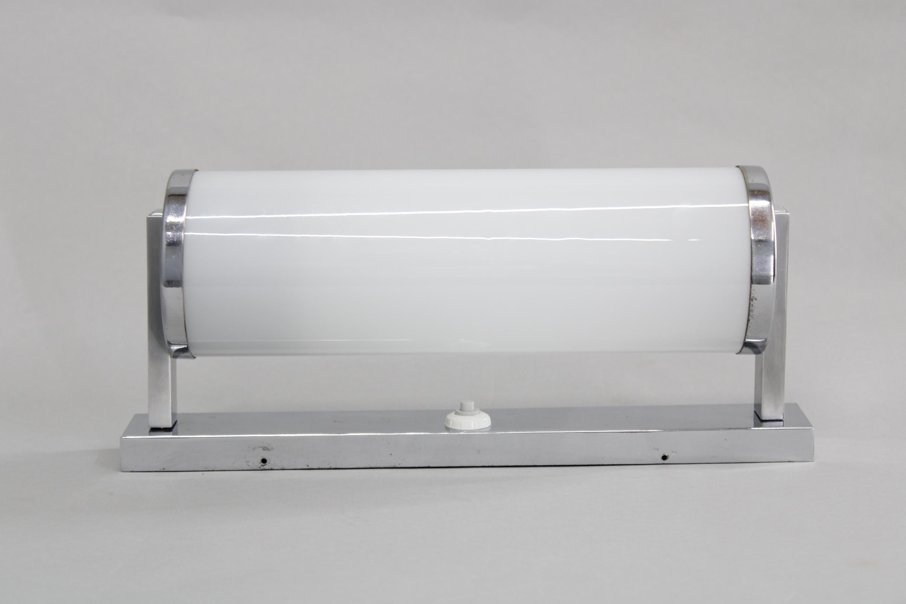 Aplique tubular original fabricado en Checoslovaquia en la década de 1930, con tubo de cristal y estructura de metal cromado. Completamente recableada, utiliza 1 bombilla E26 o E27, es compatible con el cableado de EE.UU., y se proporciona un