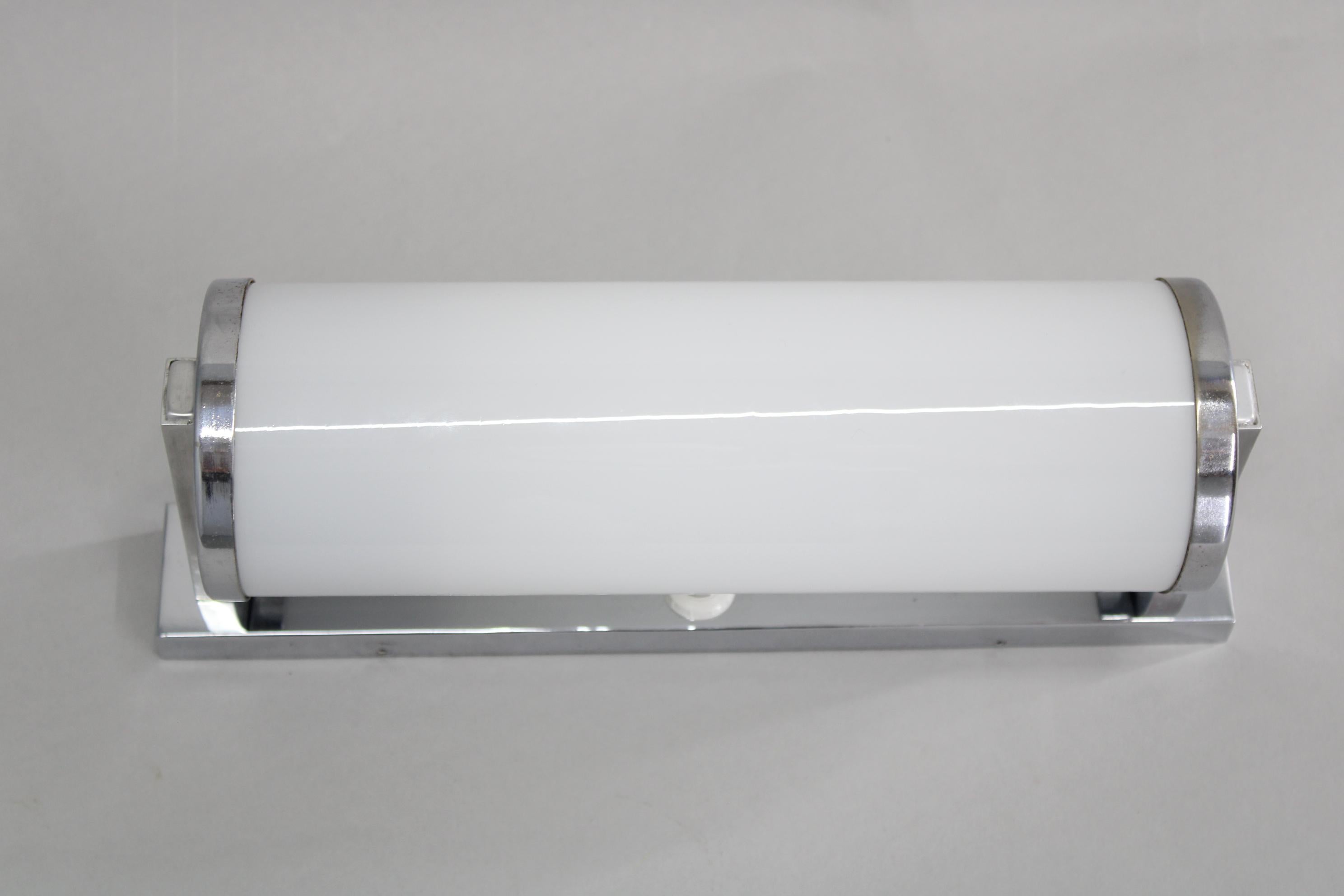 Aplique Tubular Bauhaus de 1930, Cromo y Cristal, Checoslovaquia Art Decó en venta