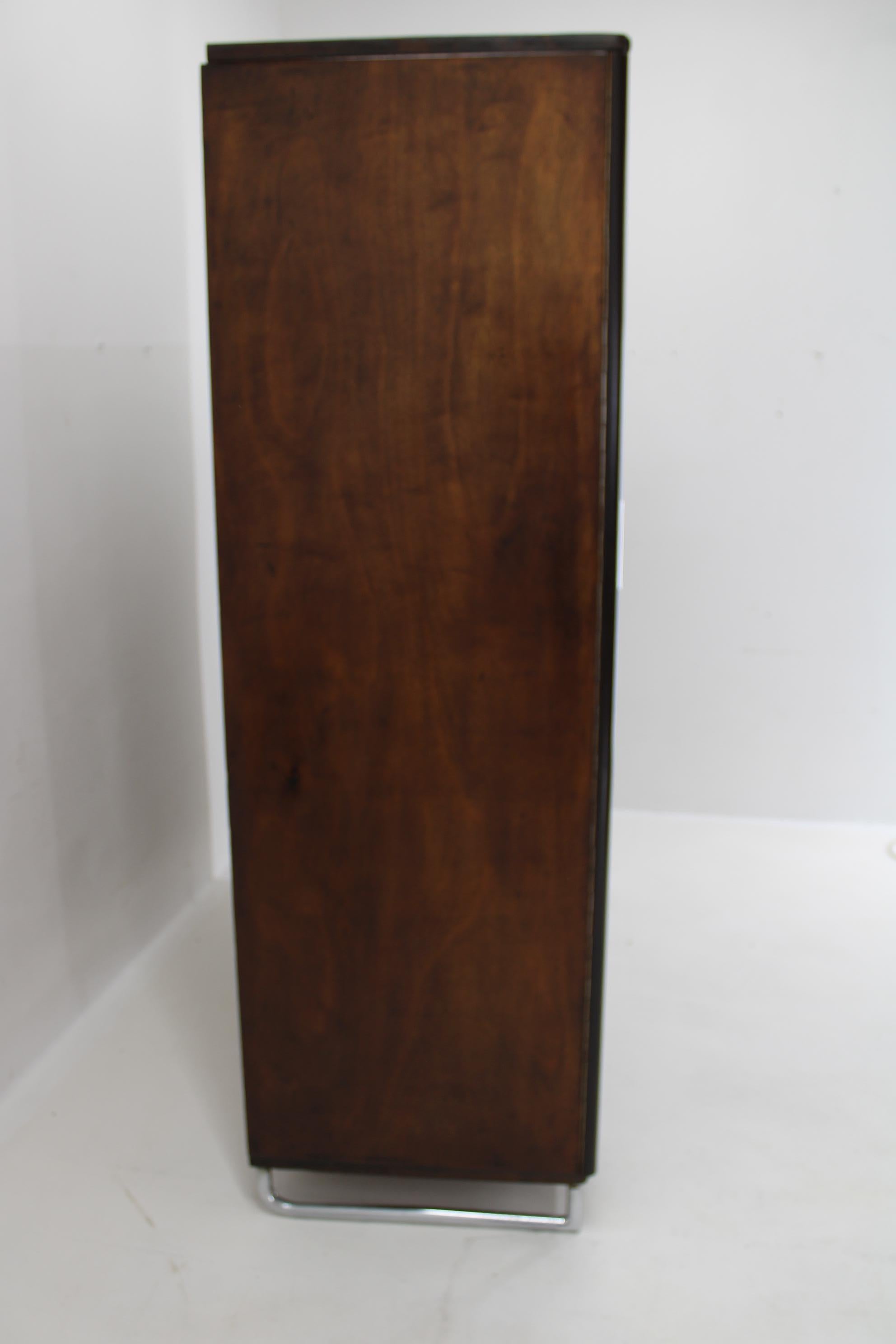 Bauhaus-Kleiderschrank von Vichr & Spol, Tschechoslowakei, 1930er Jahre (Mitte des 20. Jahrhunderts)