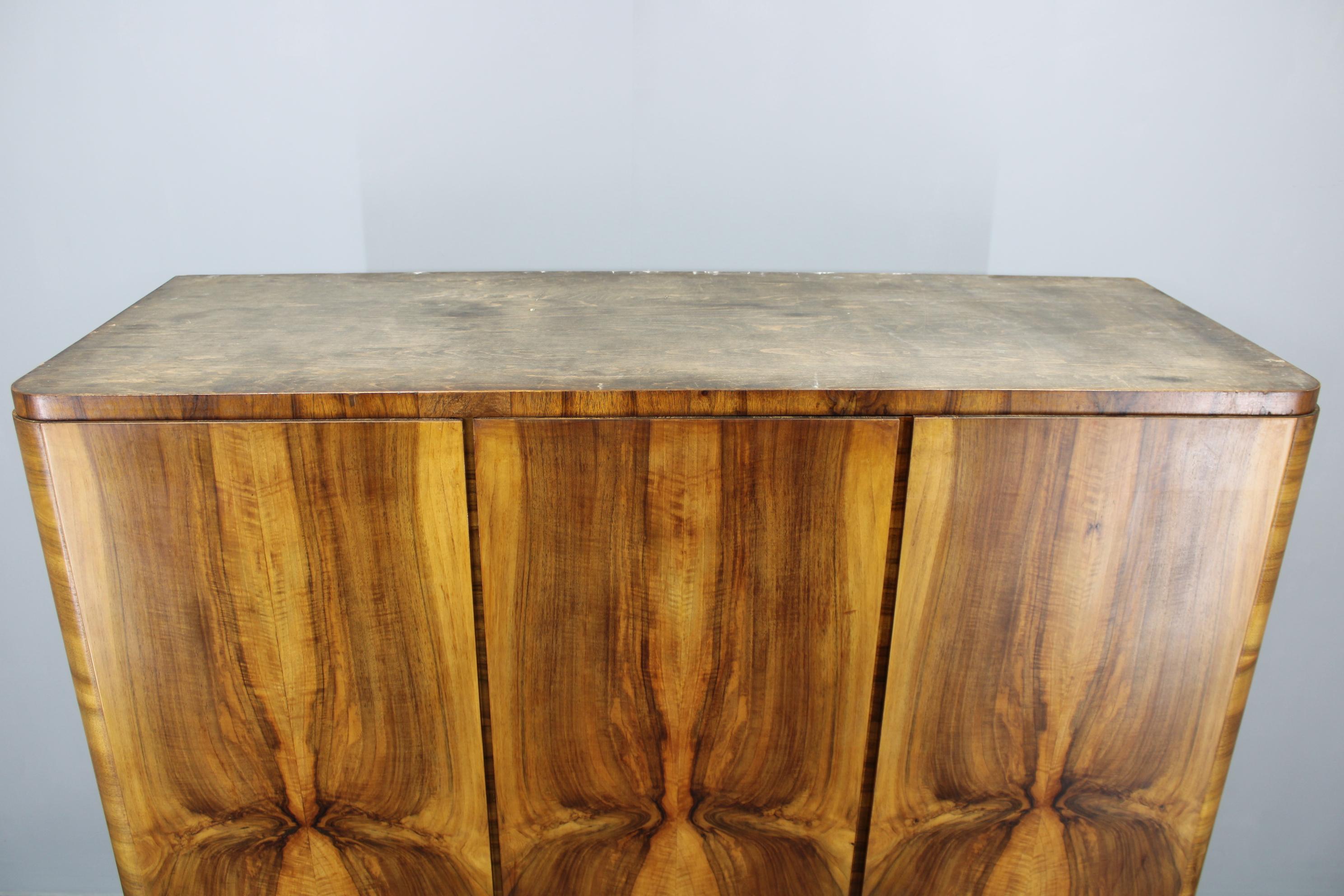 Armario Bauhaus de 1930 de Vichr & Spol en acabado nogal, Checoslovaquia siglo XX en venta