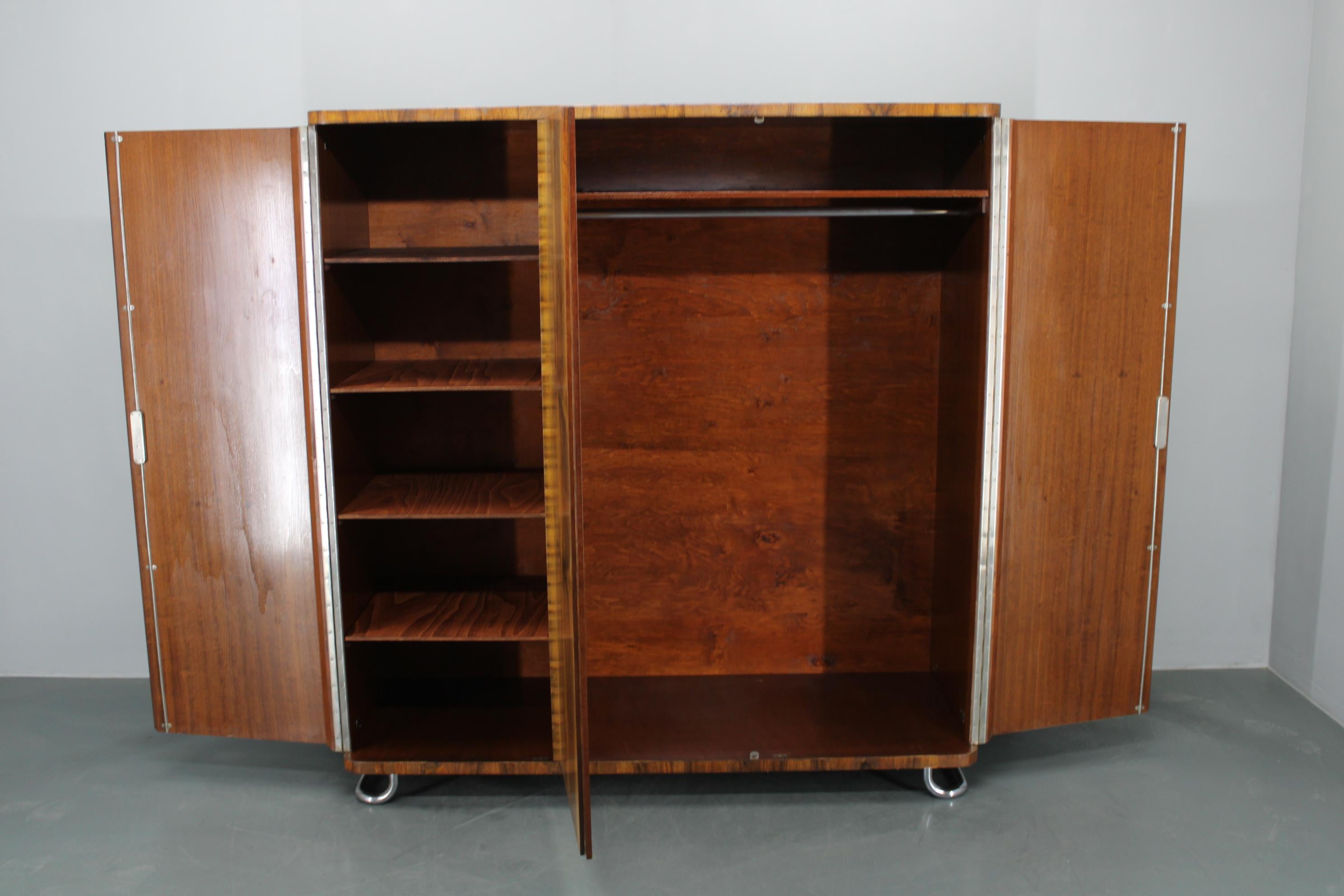 Armario Bauhaus de 1930 de Vichr & Spol en acabado nogal, Checoslovaquia Cromo en venta