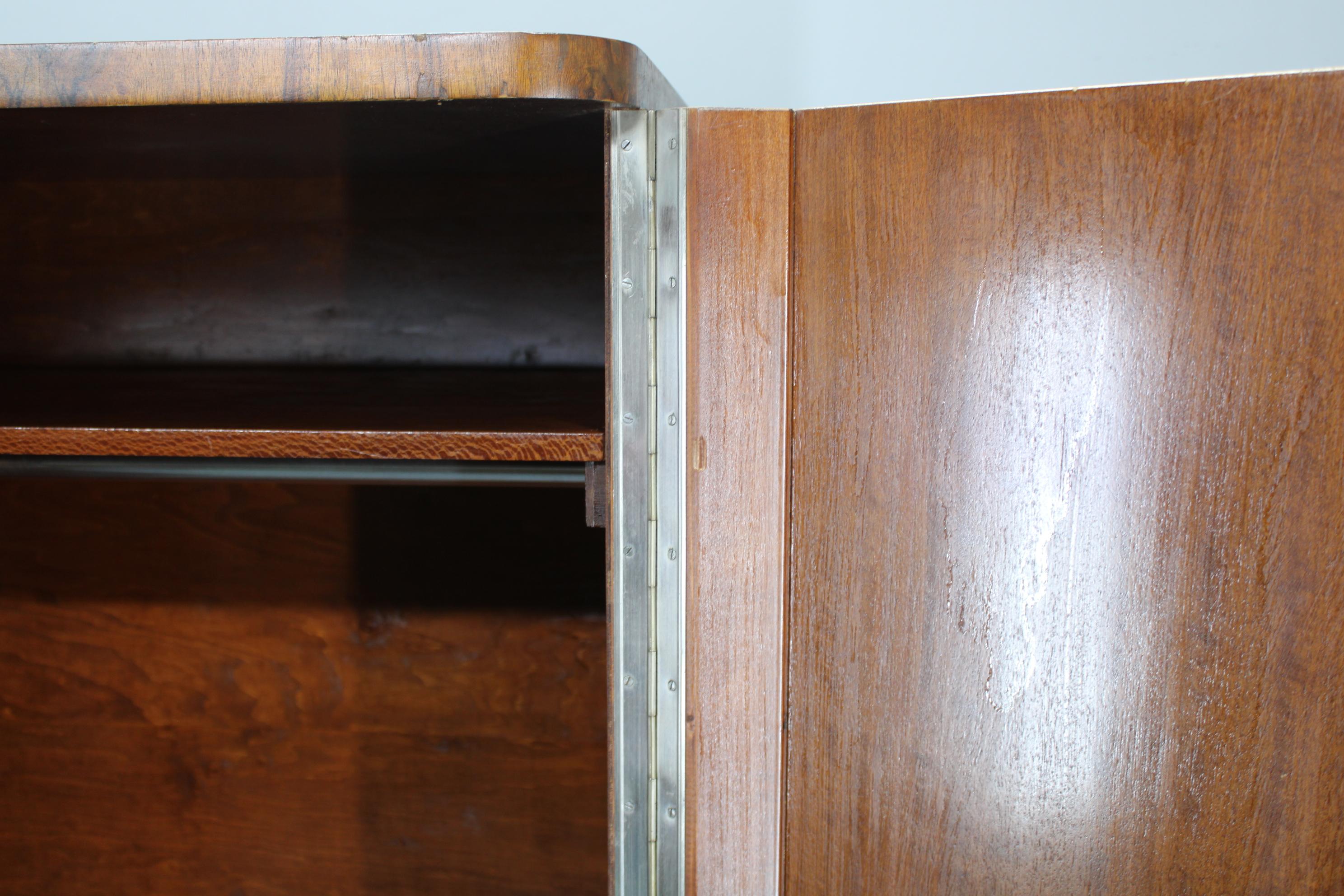 Armario Bauhaus de 1930 de Vichr & Spol en acabado nogal, Checoslovaquia en venta 1