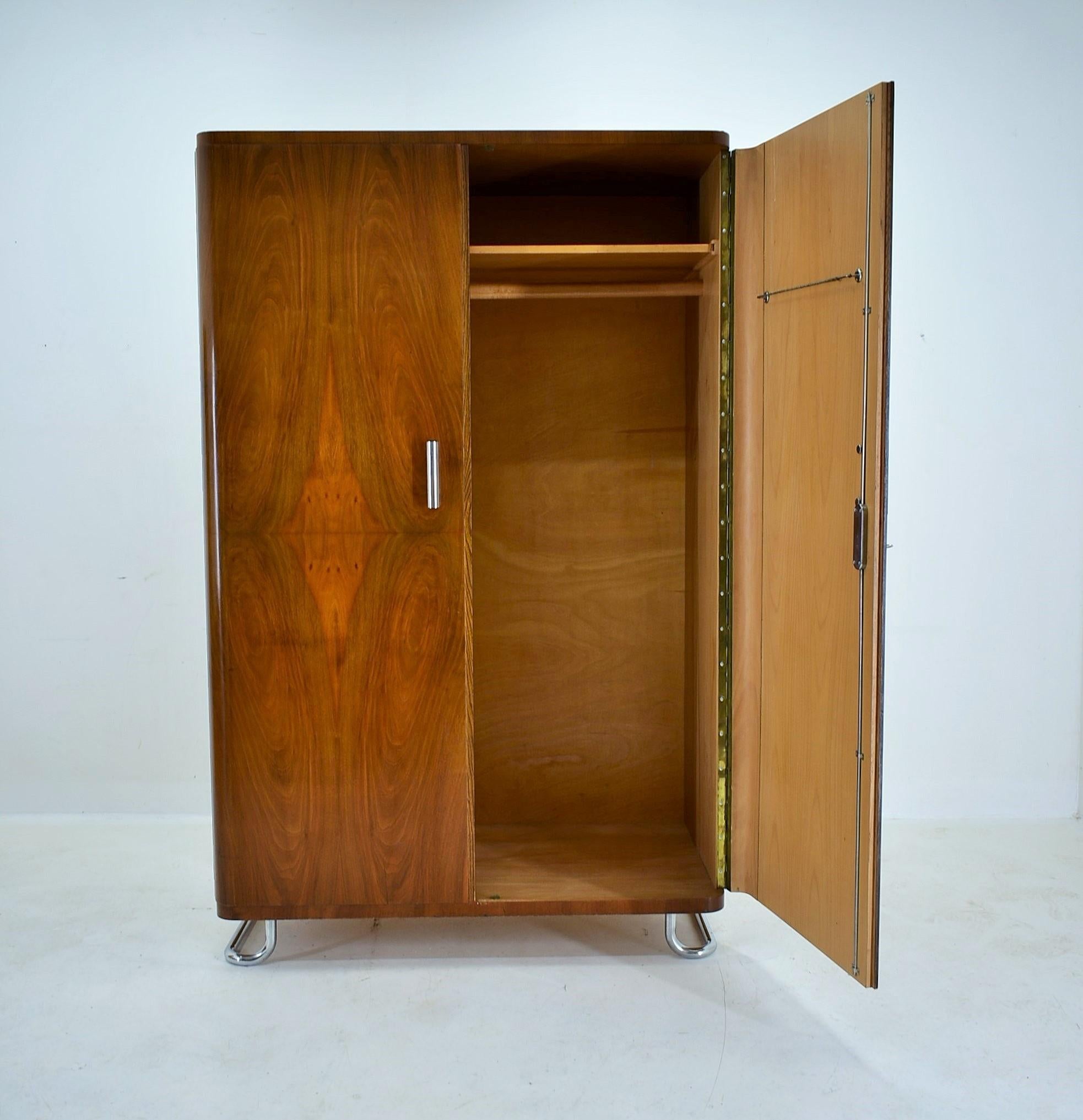 1930s  Bauhaus Wardrobe in Walnut, Czechoslovakia For Sale 8