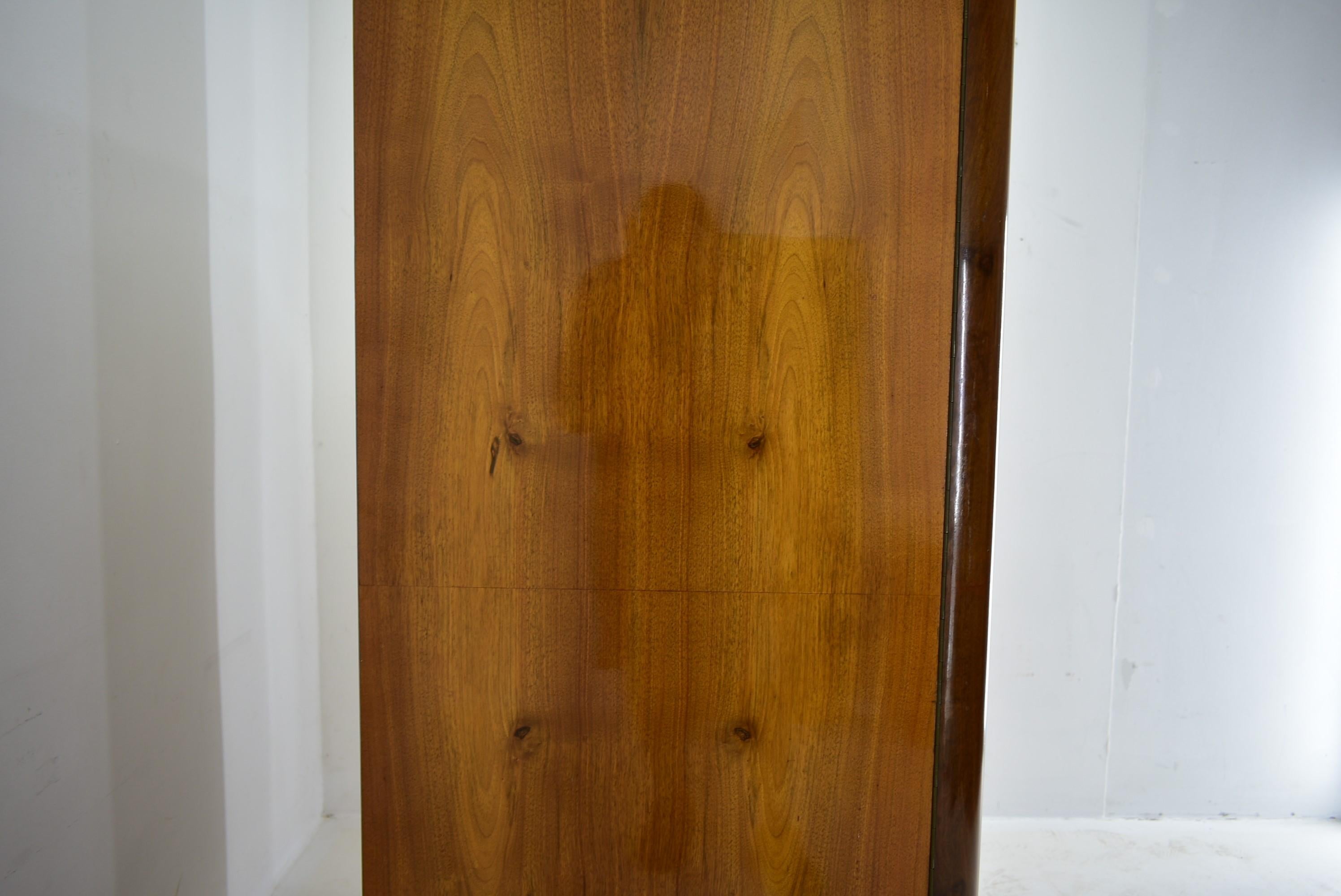 1930s  Bauhaus Wardrobe in Walnut, Czechoslovakia For Sale 10