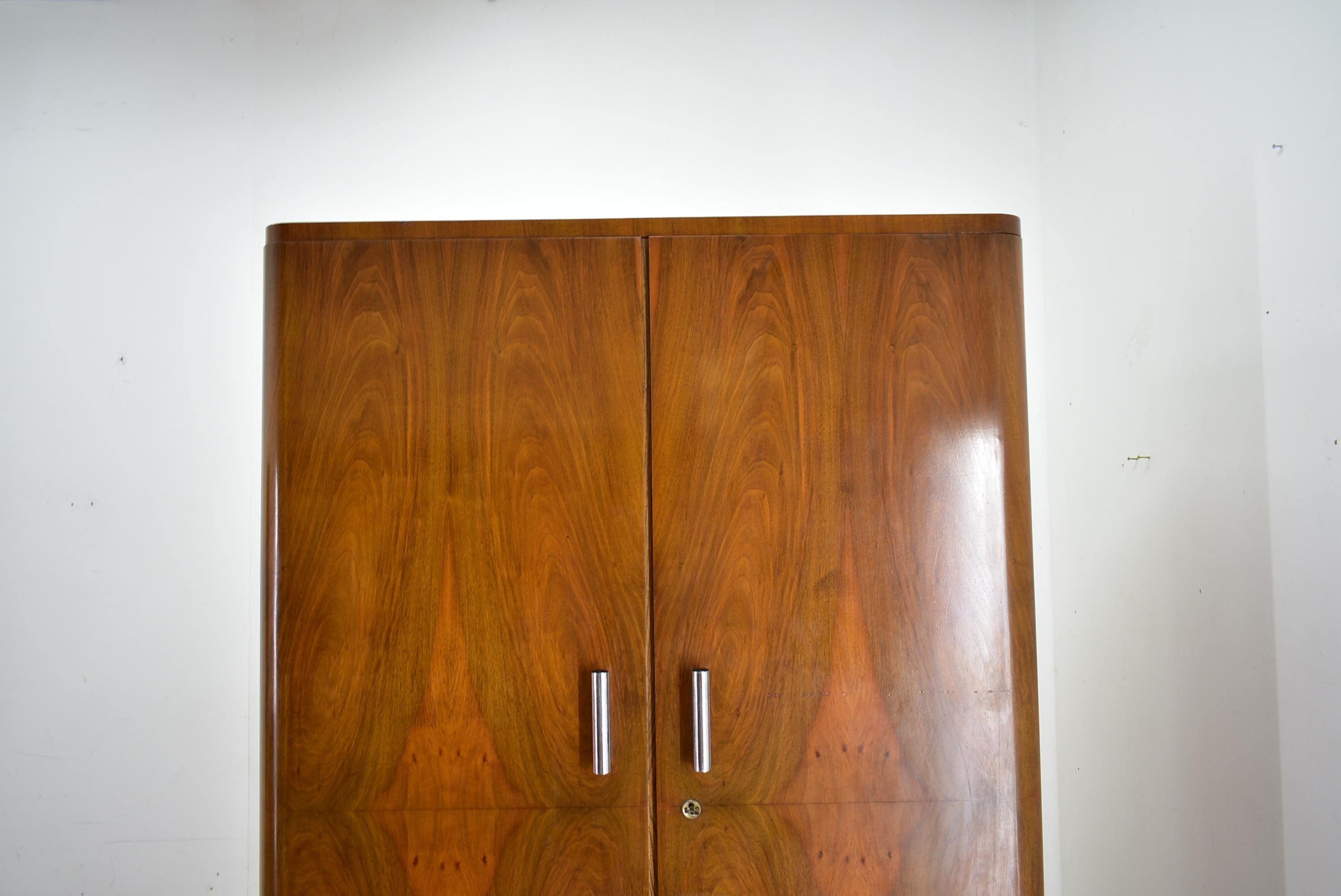 1930s  Bauhaus Wardrobe in Walnut, Czechoslovakia For Sale 11