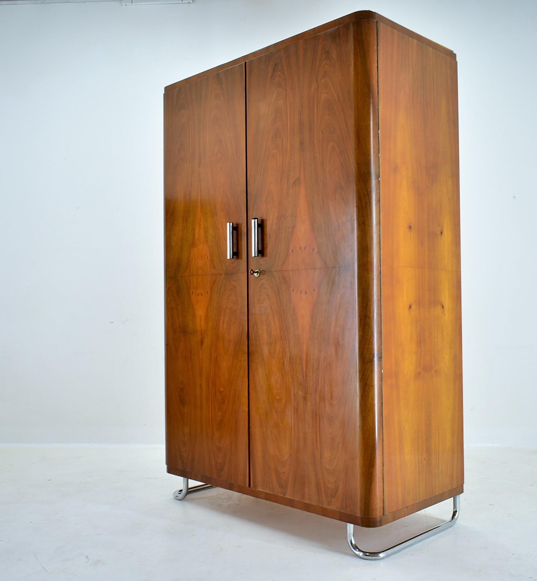 1930s  Bauhaus Wardrobe in Walnut, Czechoslovakia For Sale 2