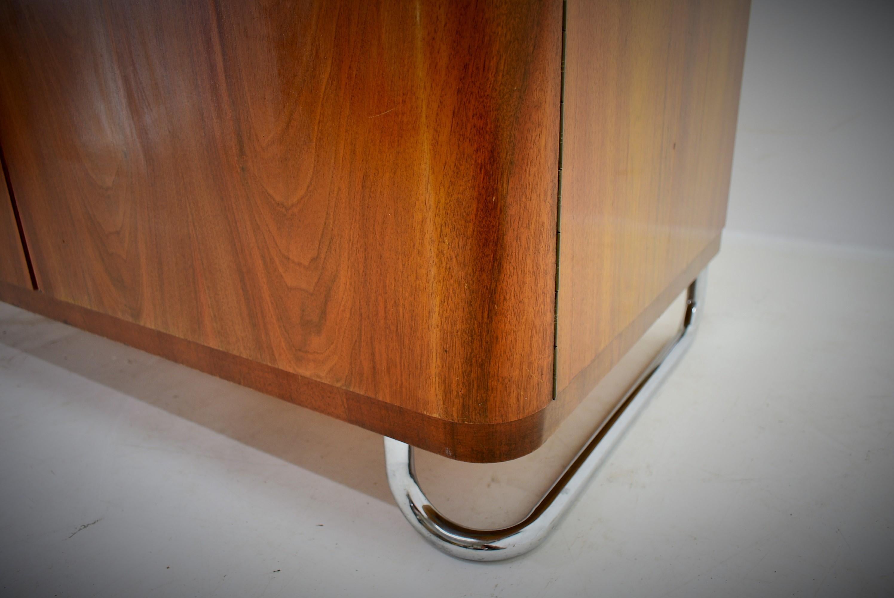 1930s  Bauhaus Wardrobe in Walnut, Czechoslovakia For Sale 3