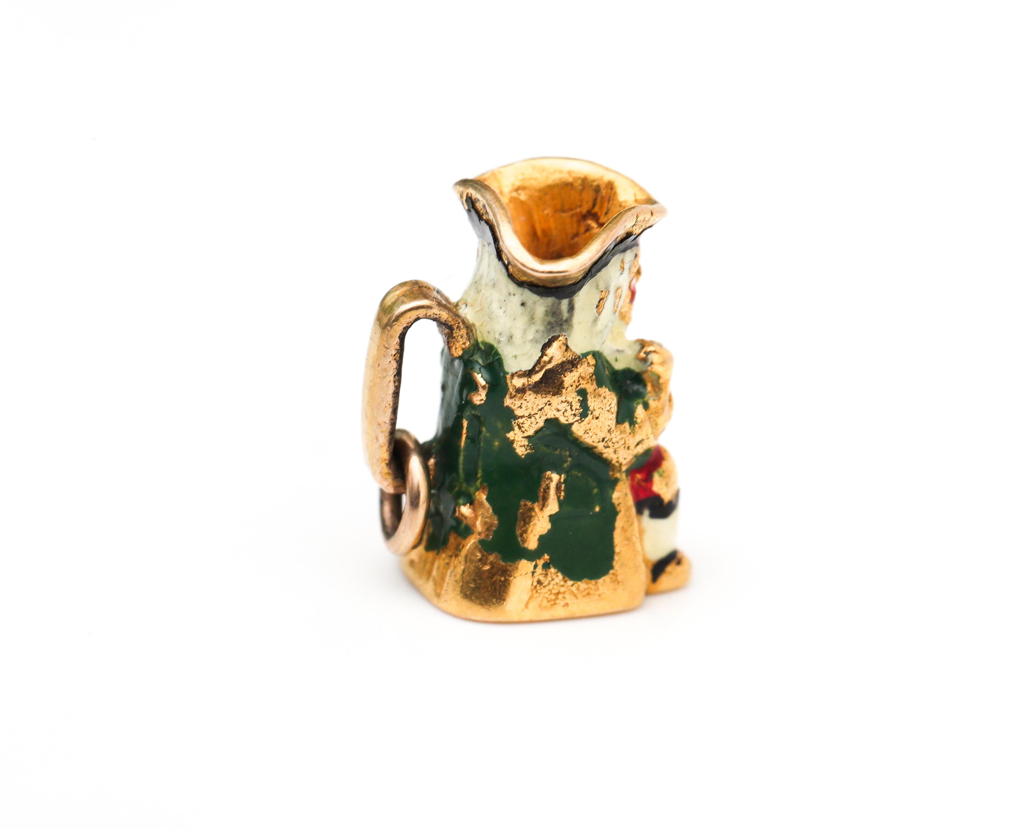 Bezaubernde Beerstein-Tasse aus den 1930er Jahren mit Emaille und 9-karätigem Gold 
Die Tasse zeigt ein kleines Männchen mit Emaillearbeiten als Hauptbestandteil. Es gibt einen Griff, an dem ein Ringverschluss zur Verwendung an einem Armband oder