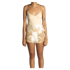 Charmeuse de soie beige coupée en biais 1930S  Knickers courts avec tapis Chanti exceptionnel