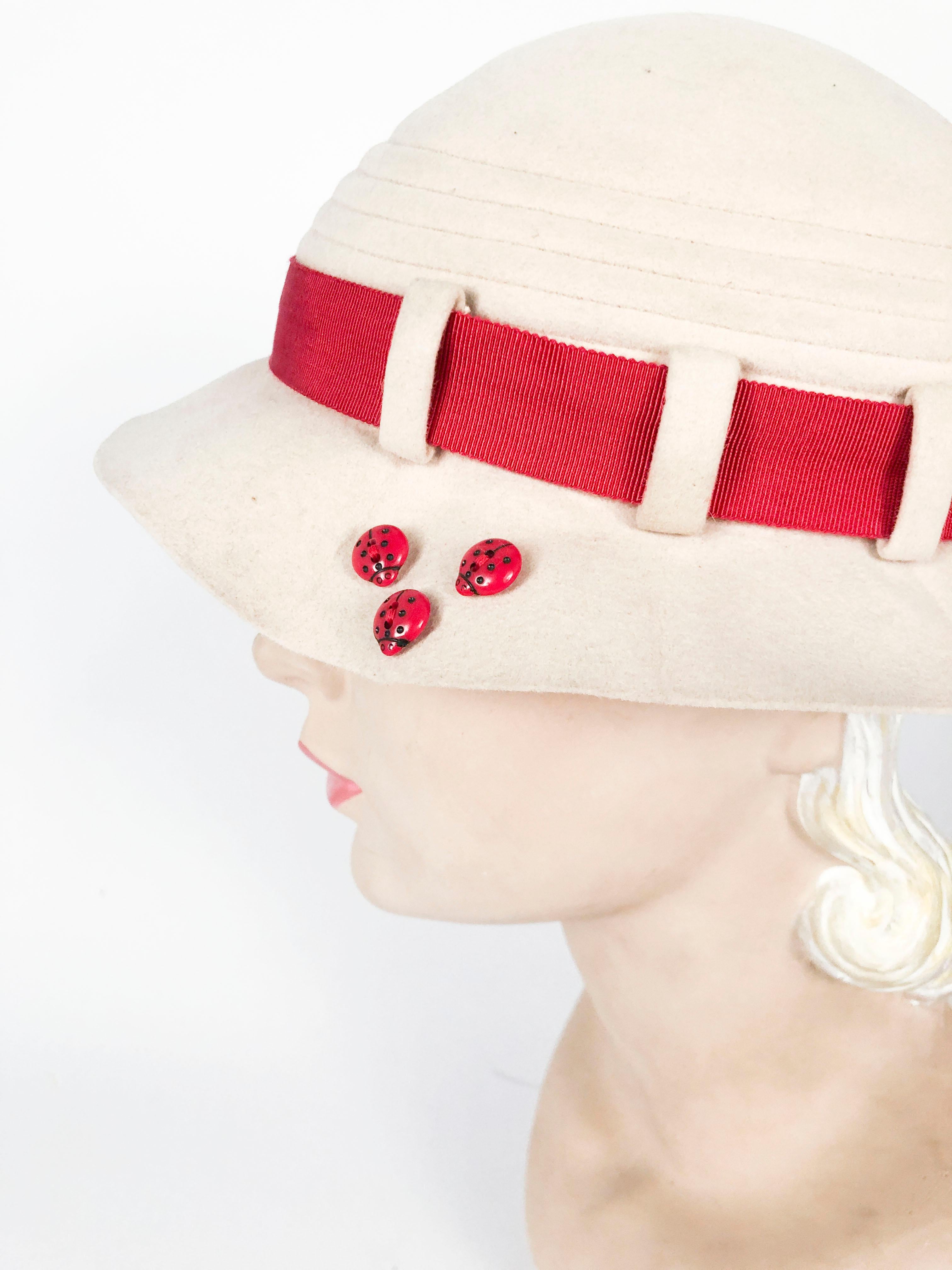 Sombrero de día de fieltro beige de los años 30 con botones de mariquita Beige en venta