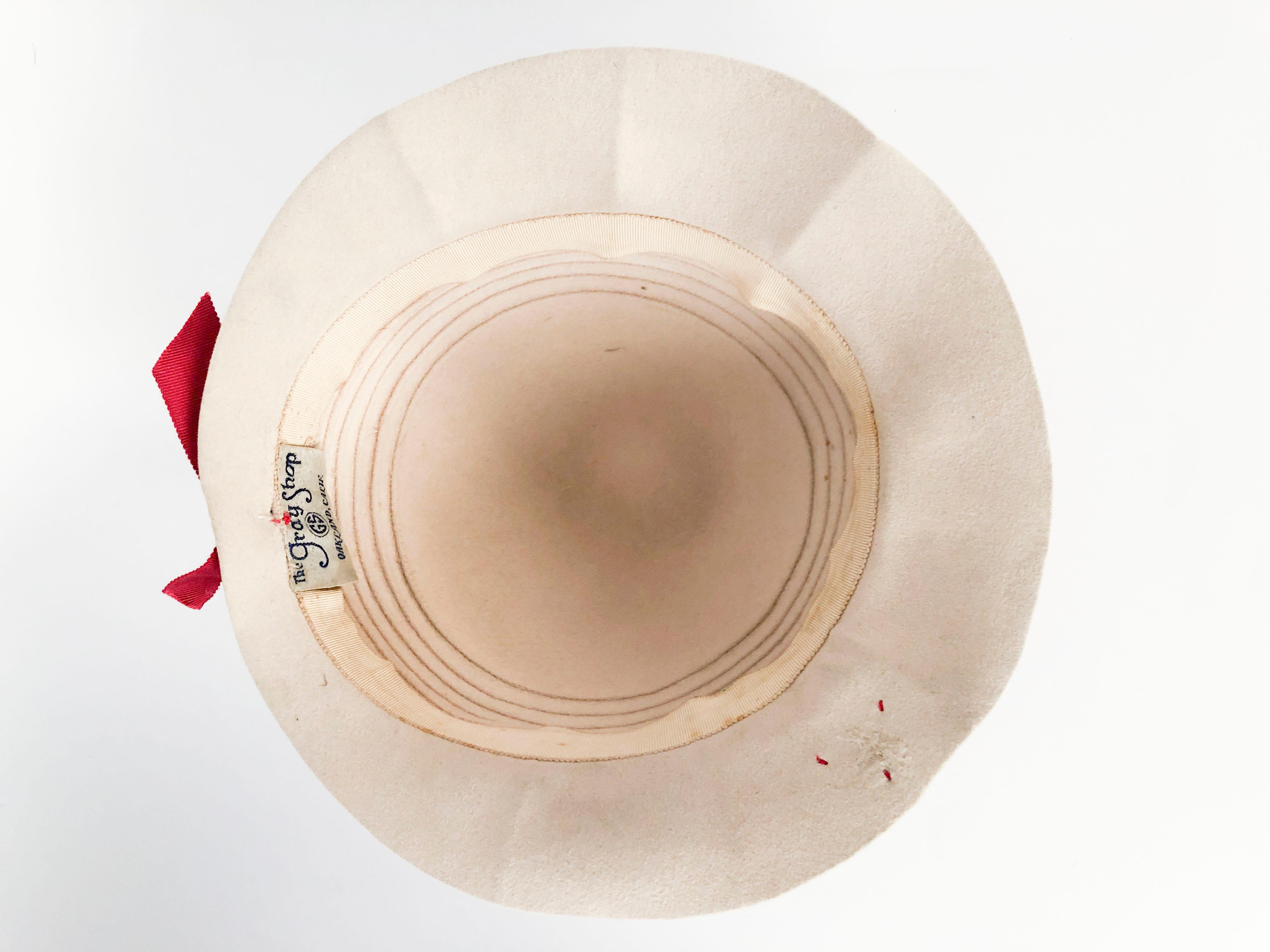 De las mujeres Sombrero de día de fieltro beige de los años 30 con botones de mariquita en venta