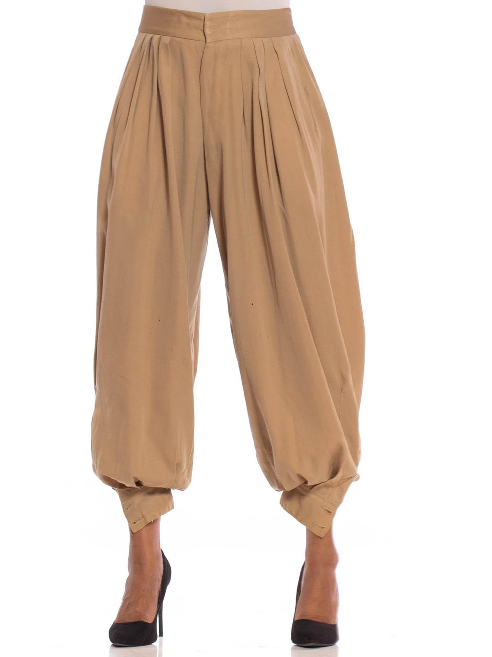 1930S Beige Wool Gabardine  Voluminous Theatrical Mens Pants From Hollywood In Excellent Condition For Sale In New York, NY