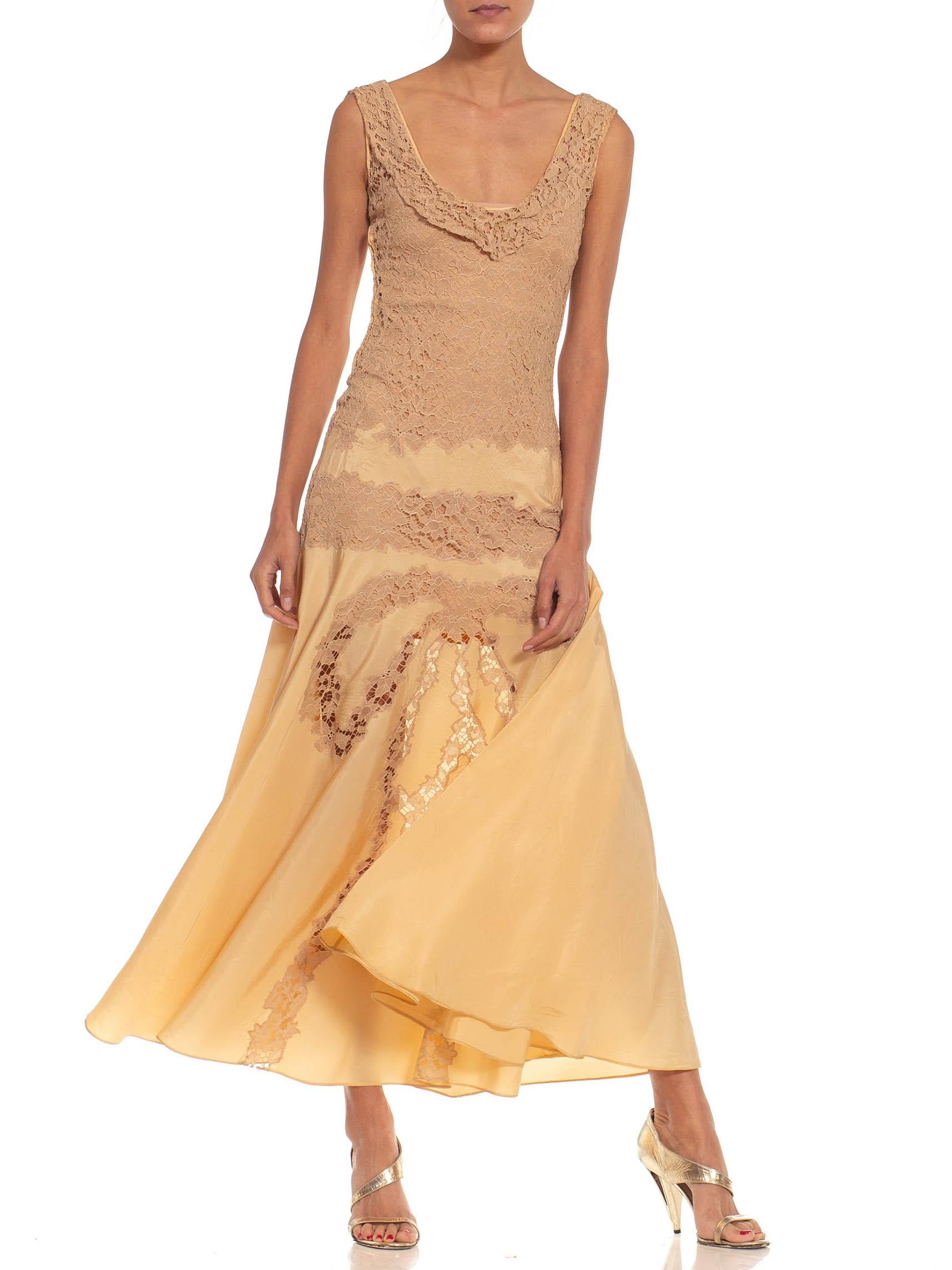 Chiffon-Spitzen-Slipkleid in Beige & Gelbgold aus den 1930er Jahren im Zustand „Hervorragend“ im Angebot in New York, NY