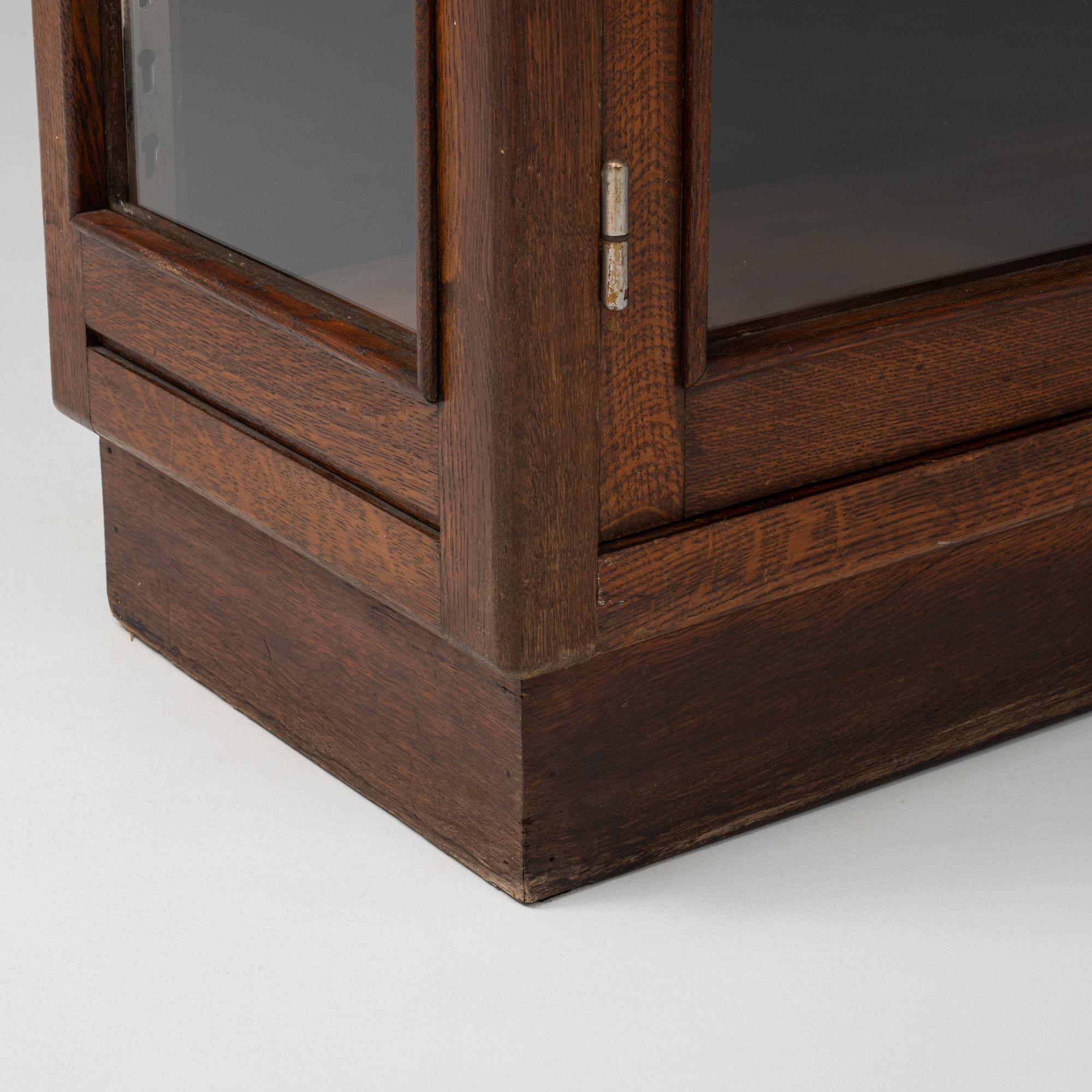 1930s Belgian Wooden Eight-Door Library Display Case For Sale 7
