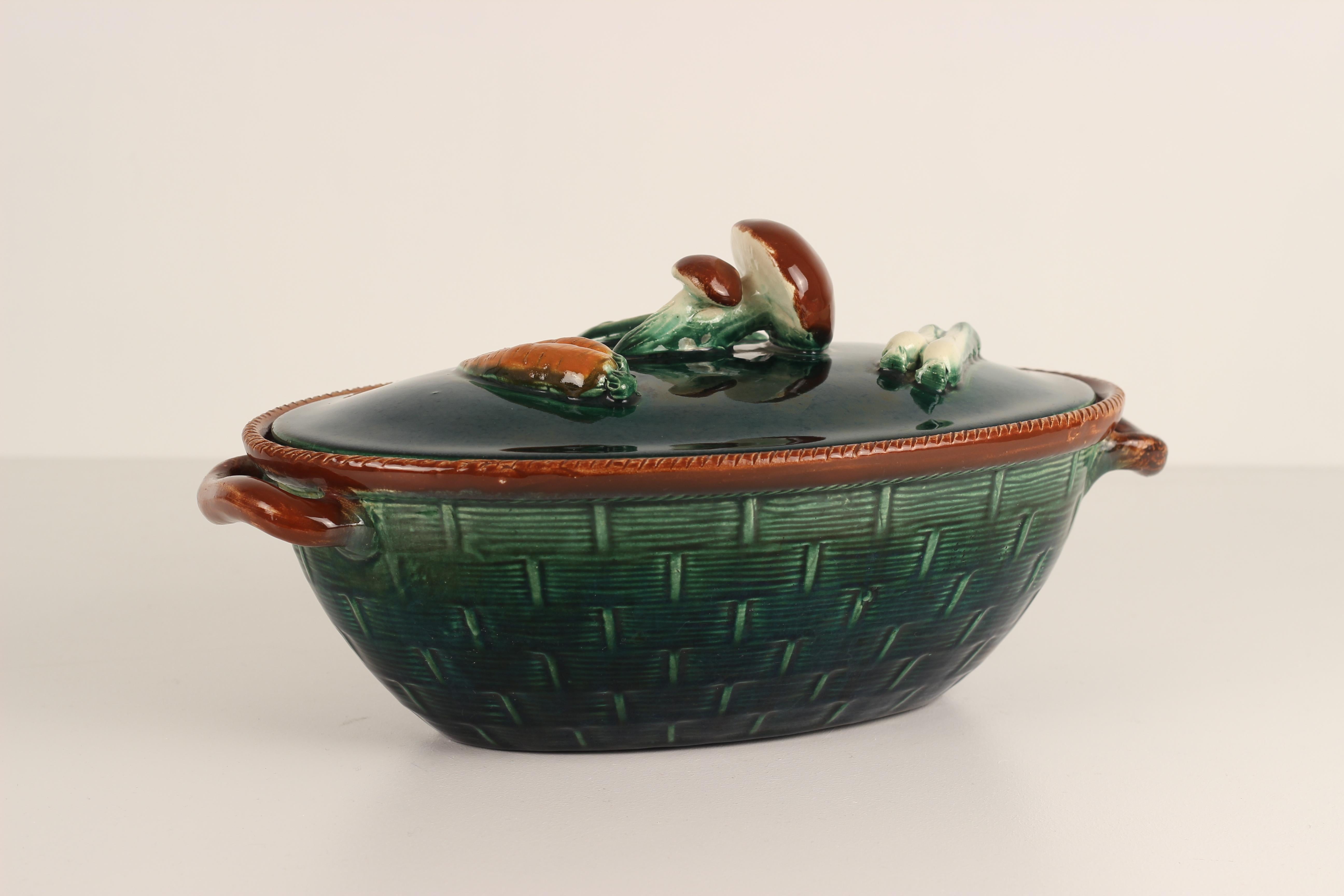Belgischer Keramikkorb-Kasserole mit Gemüse- und Pilzdeckel aus den 1930er Jahren im Angebot 9