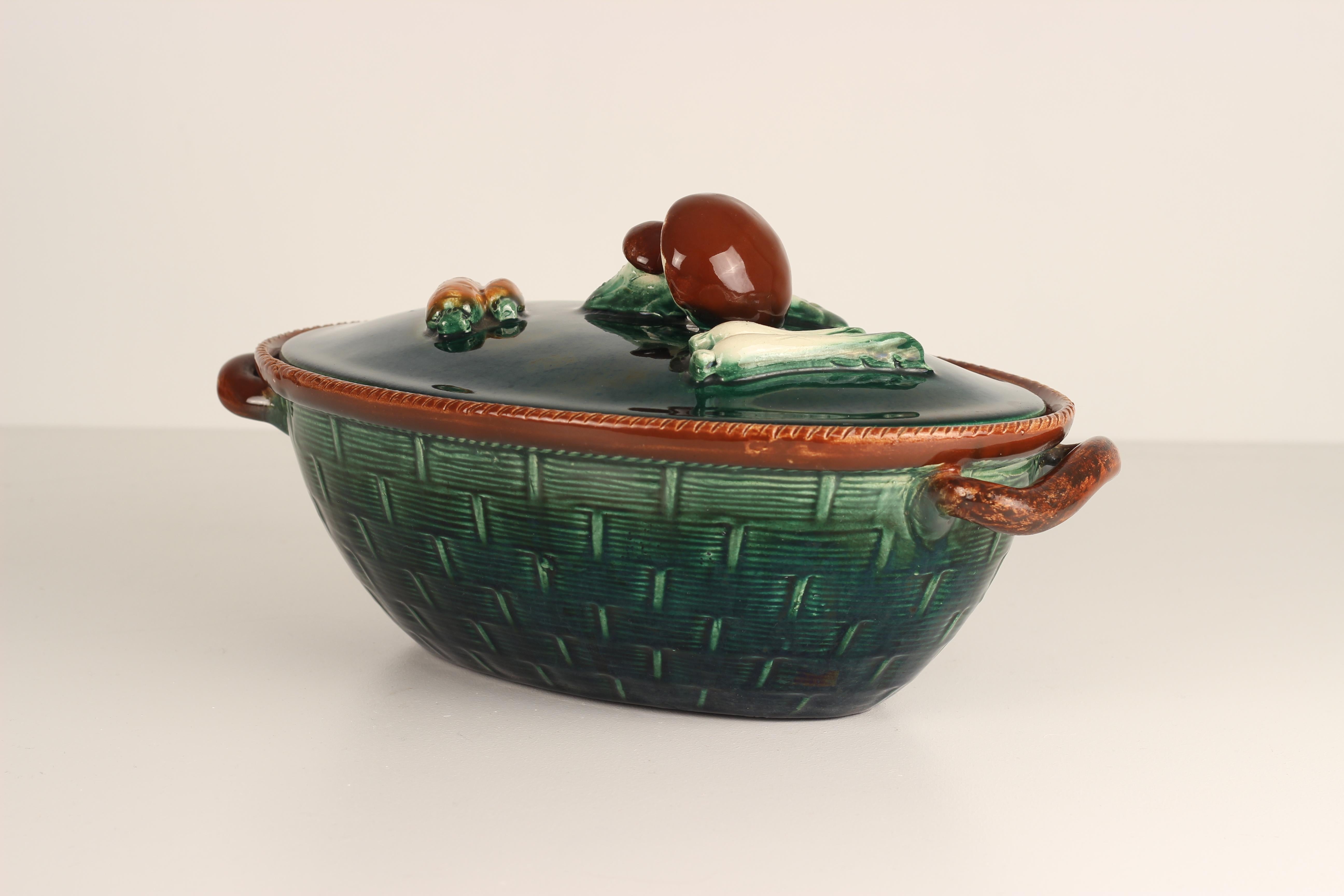 A wonderful Casserole bowl or dish with integral lid, produced in Belgium, circa 1930. A ‘Tellurite’ model number -1125- lidded tureen with basket weave sides in rich, deep earth tones of green around the body with brown basket weave handles. This