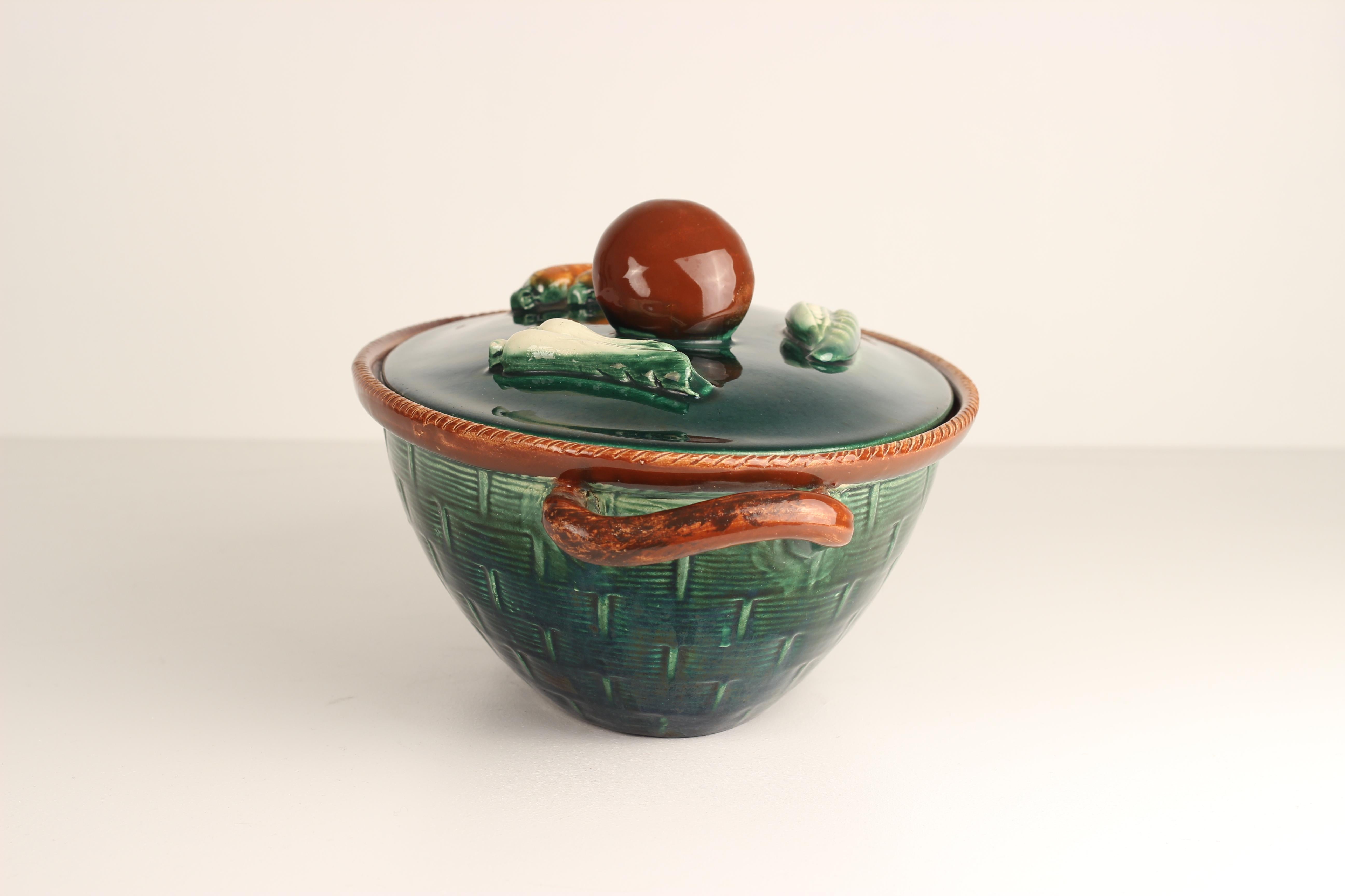 Belgischer Keramikkorb-Kasserole mit Gemüse- und Pilzdeckel aus den 1930er Jahren (Mitte des 20. Jahrhunderts) im Angebot
