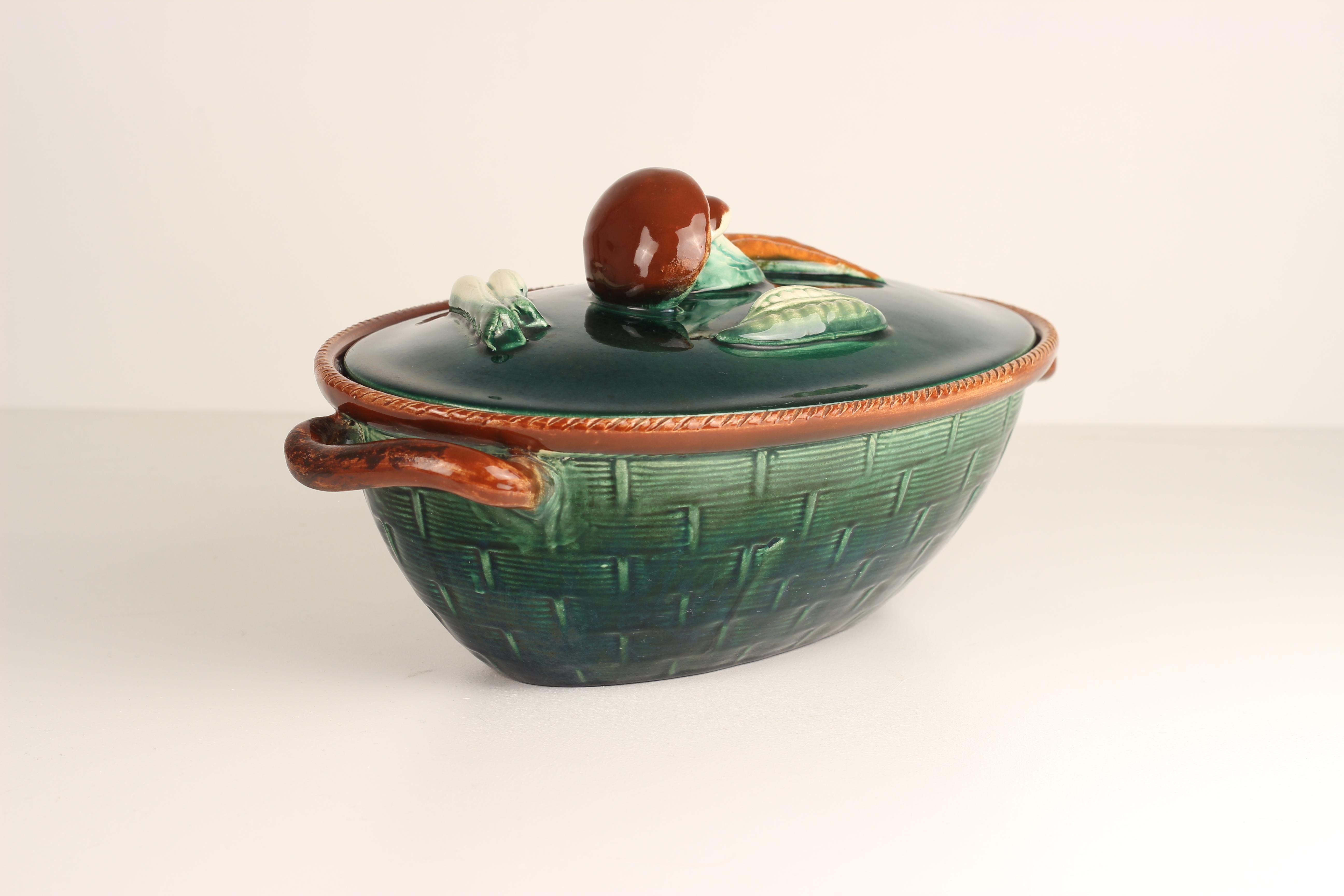 Belgischer Keramikkorb-Kasserole mit Gemüse- und Pilzdeckel aus den 1930er Jahren im Angebot 1