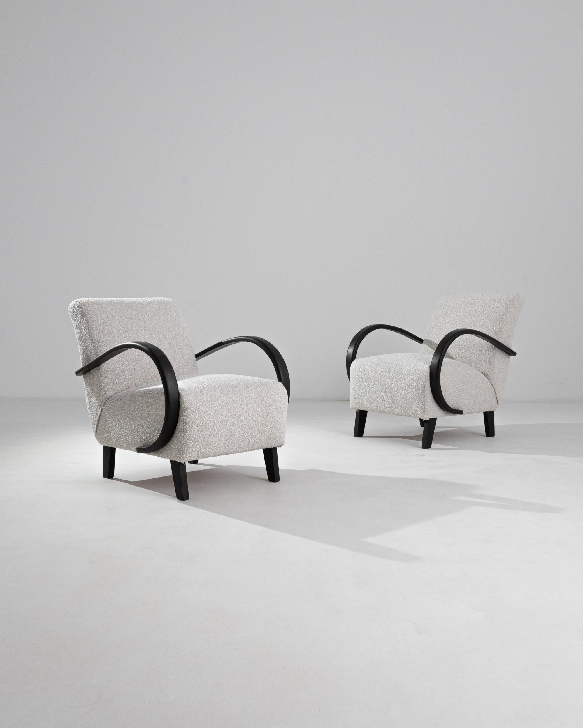 Klassisches schwarzes Bugholz kombiniert mit neu gepolstertem weißem Bouclé in diesem ikonischen Design von J. Halabala. Die geschwungenen Beine des Stuhls und die Armlehnen aus Bugholz machen die Dynamik des Stücks aus. Ein zeitgenössischer Stoff