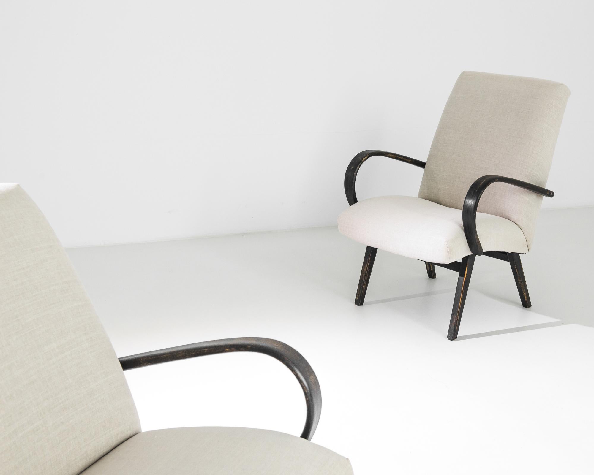 Chaises longues rembourrées en bois courbé du designer de meubles tchèque J. Halabala, vers 1930. La silhouette moderne du milieu du siècle est recouverte d'un tissu blanc naturel. L'assise coussinée est mise en parenthèse par la courbe dramatique