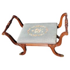 Berg Furniture Regency 1930, panca con bracci ad aghi in mogano con motivi floreali