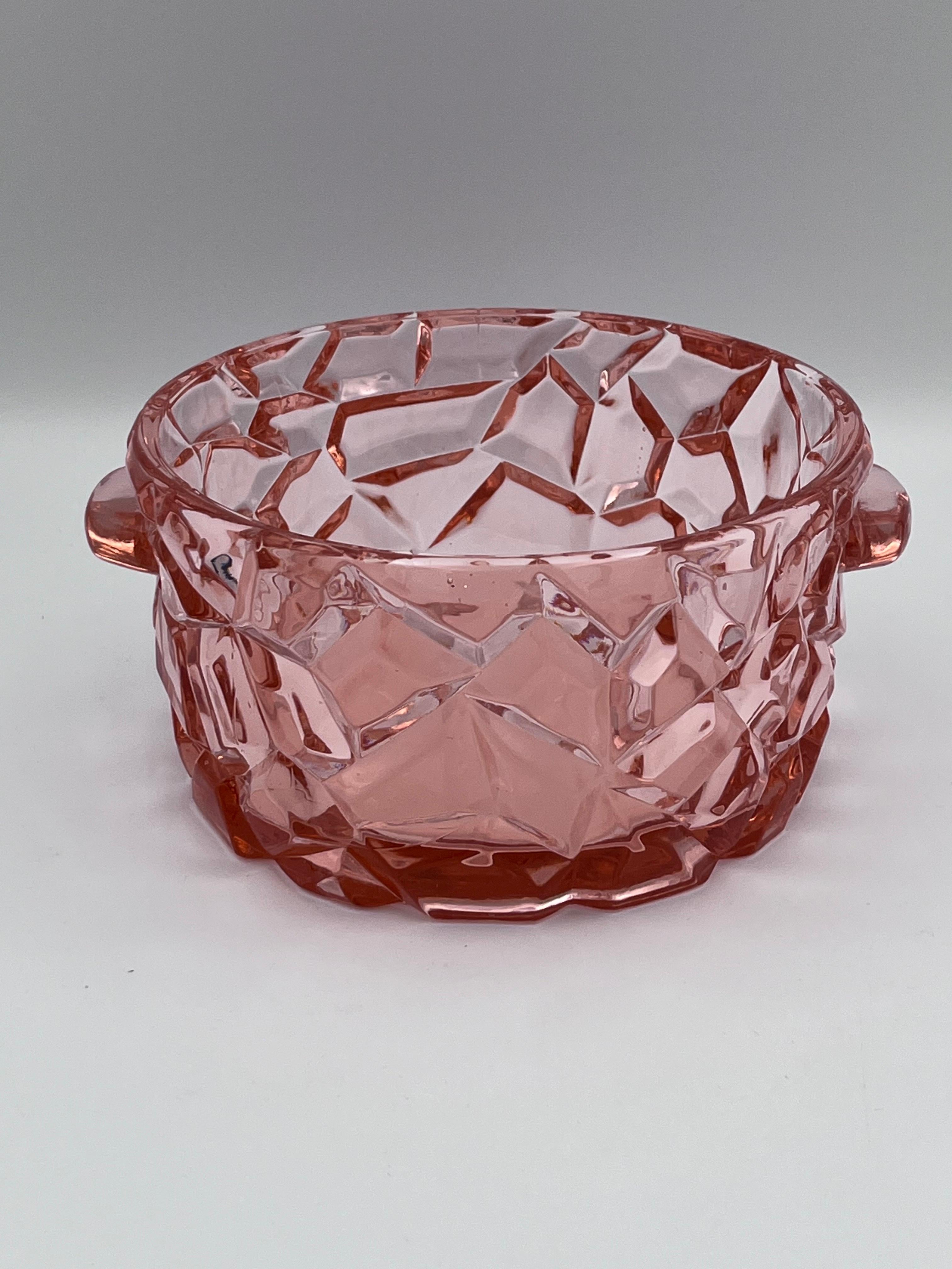 1930s Berry Pink Art Deco Glass Sugar Bowl / Candy Dish, Cubist Rock Pattern

Cet exquis sucrier ou plat à bonbons en verre Art déco des années 1930 présente une teinte rose baie vibrante et des facettes géométriques étonnantes inspirées du cubisme.