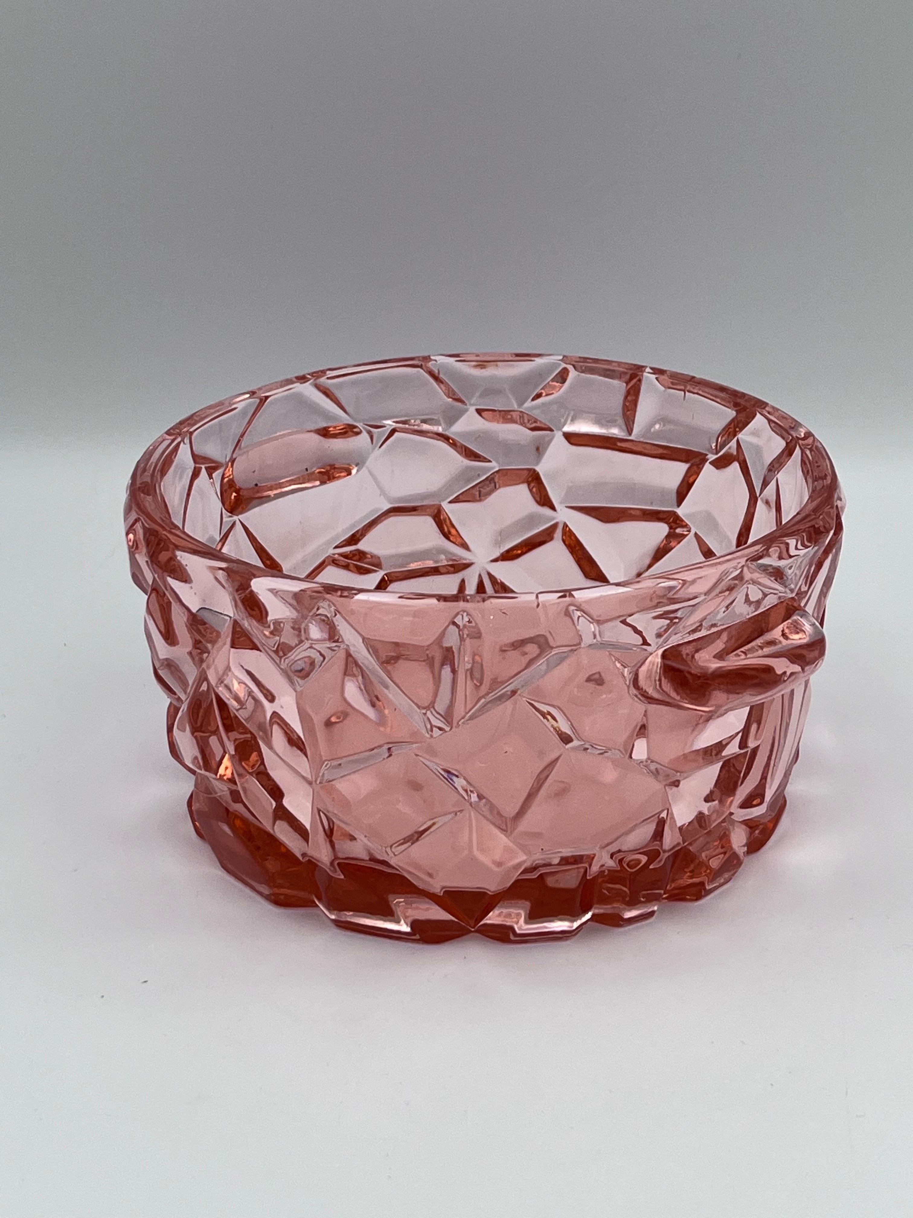 Art déco 1930s Berry Pink Art Deco Glass Sugar Bowl / Candy Dish in a Cubist Rock Pattern en vente