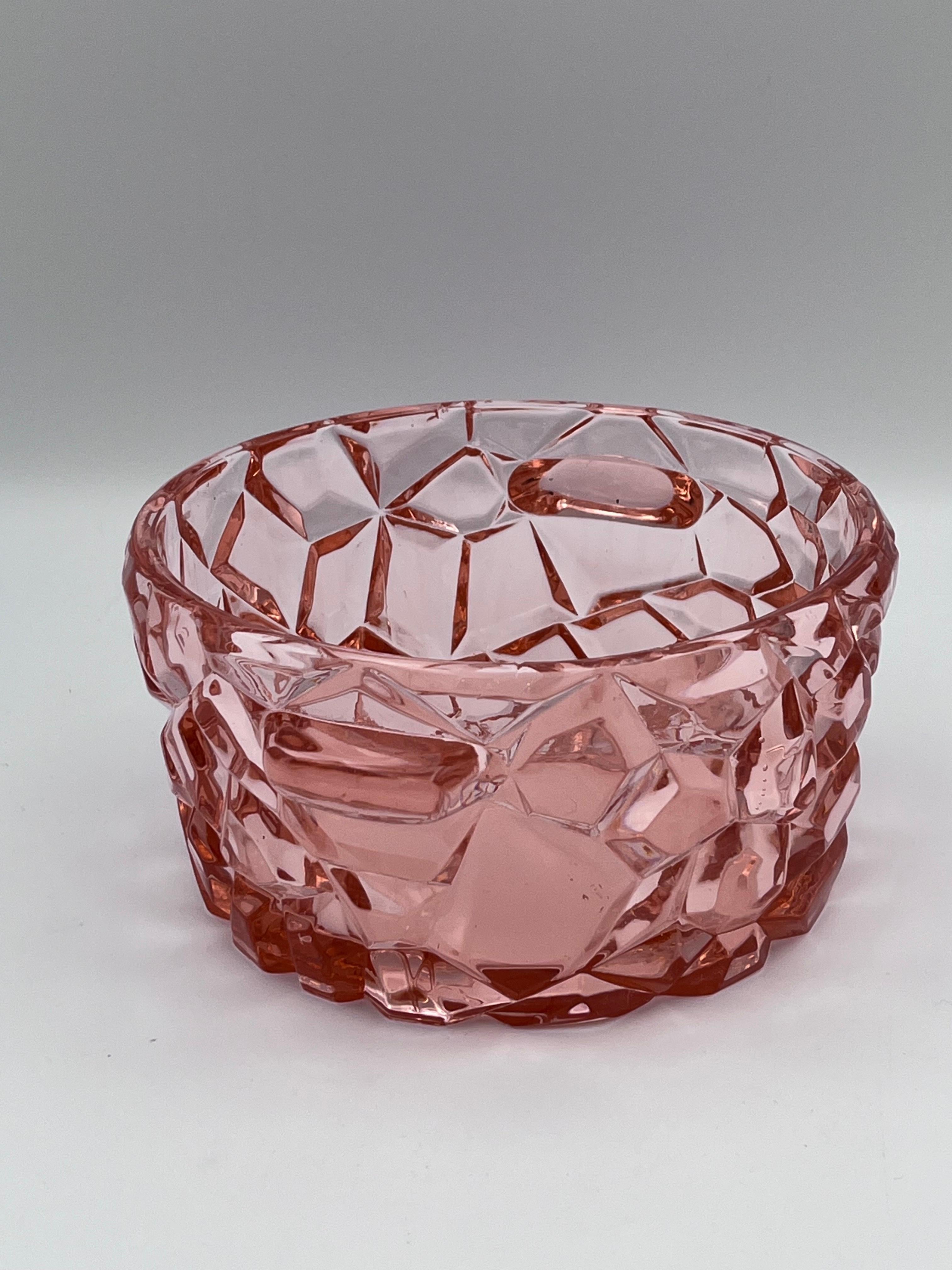 Américain 1930s Berry Pink Art Deco Glass Sugar Bowl / Candy Dish in a Cubist Rock Pattern en vente