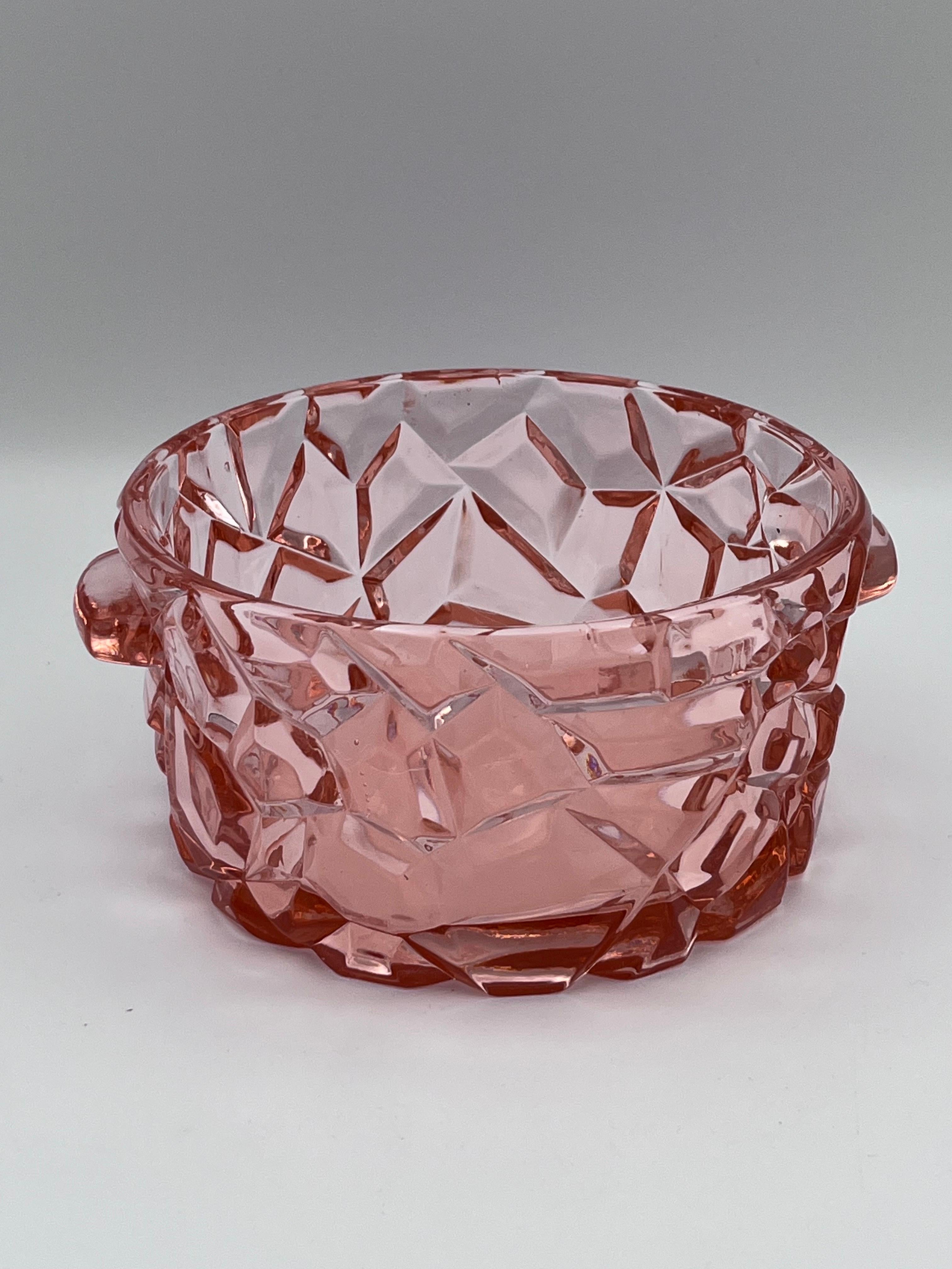 1930s Berry Pink Art Deco Glass Sugar Bowl / Candy Dish in a Cubist Rock Pattern Excellent état - En vente à Red Lion, PA