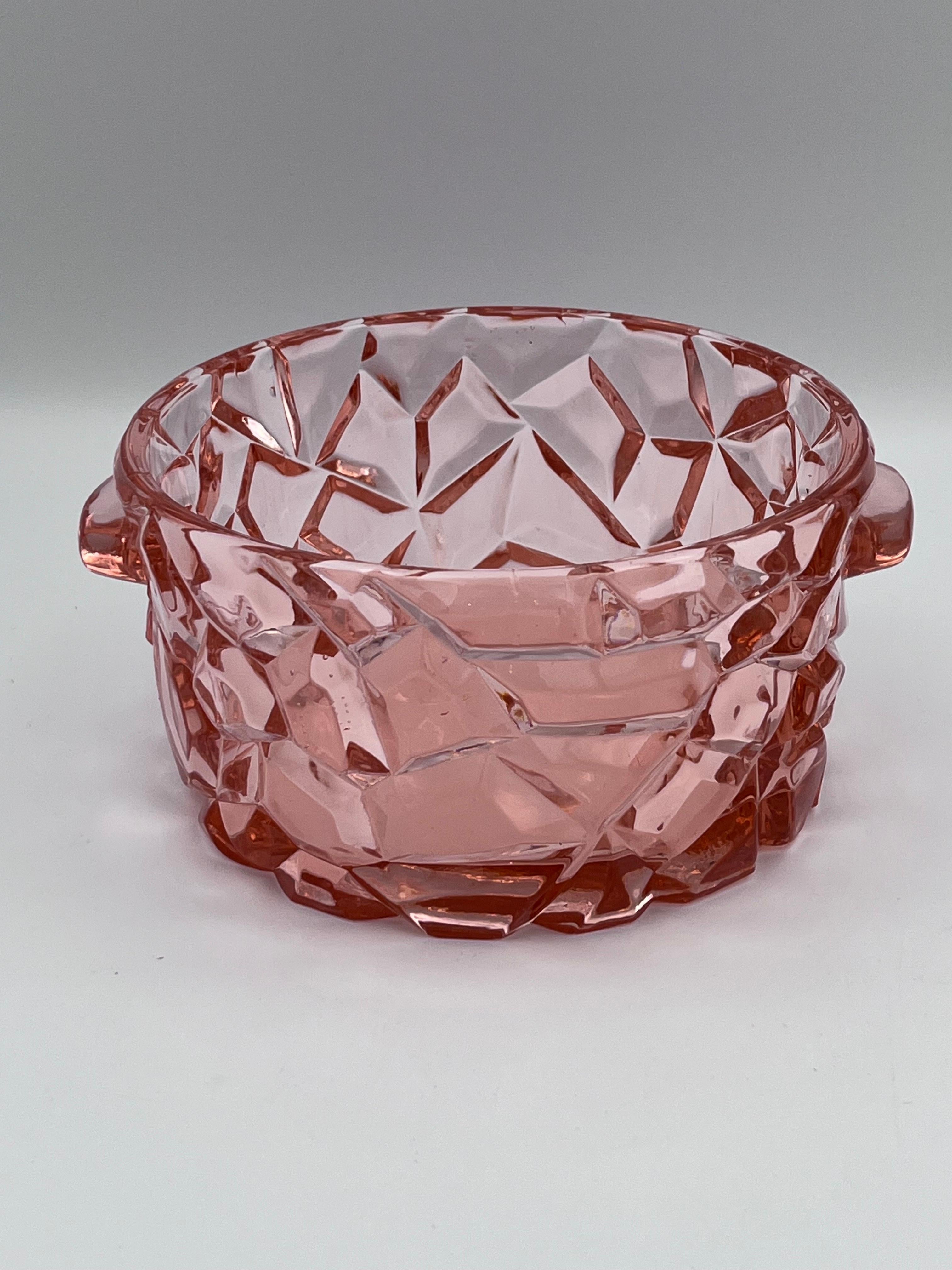 Milieu du XXe siècle 1930s Berry Pink Art Deco Glass Sugar Bowl / Candy Dish in a Cubist Rock Pattern en vente