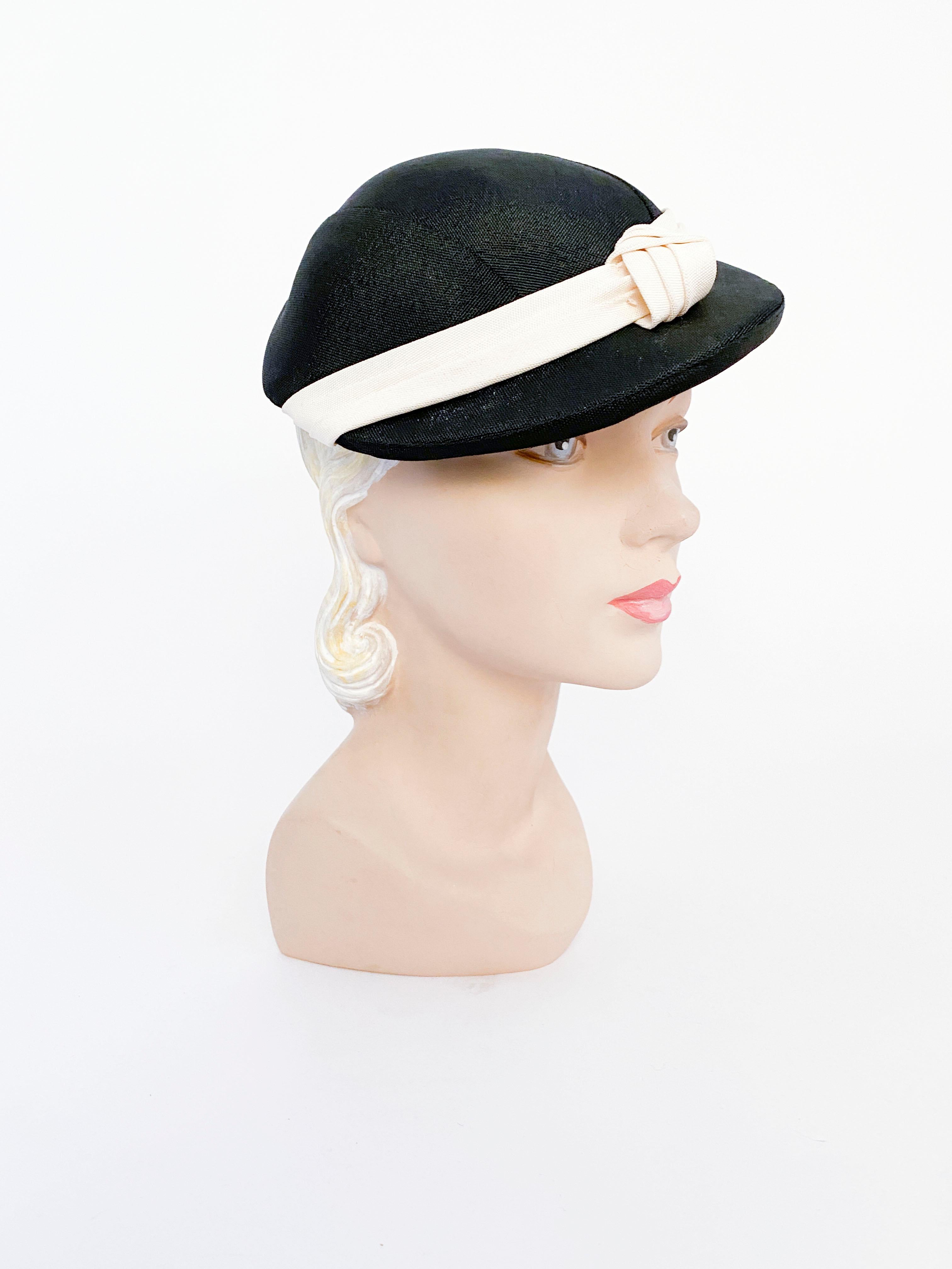 chapeau de jour en sergé noir des années 1930 avec une bande décorative blanche plissée à la main et centrée d'un nœud.