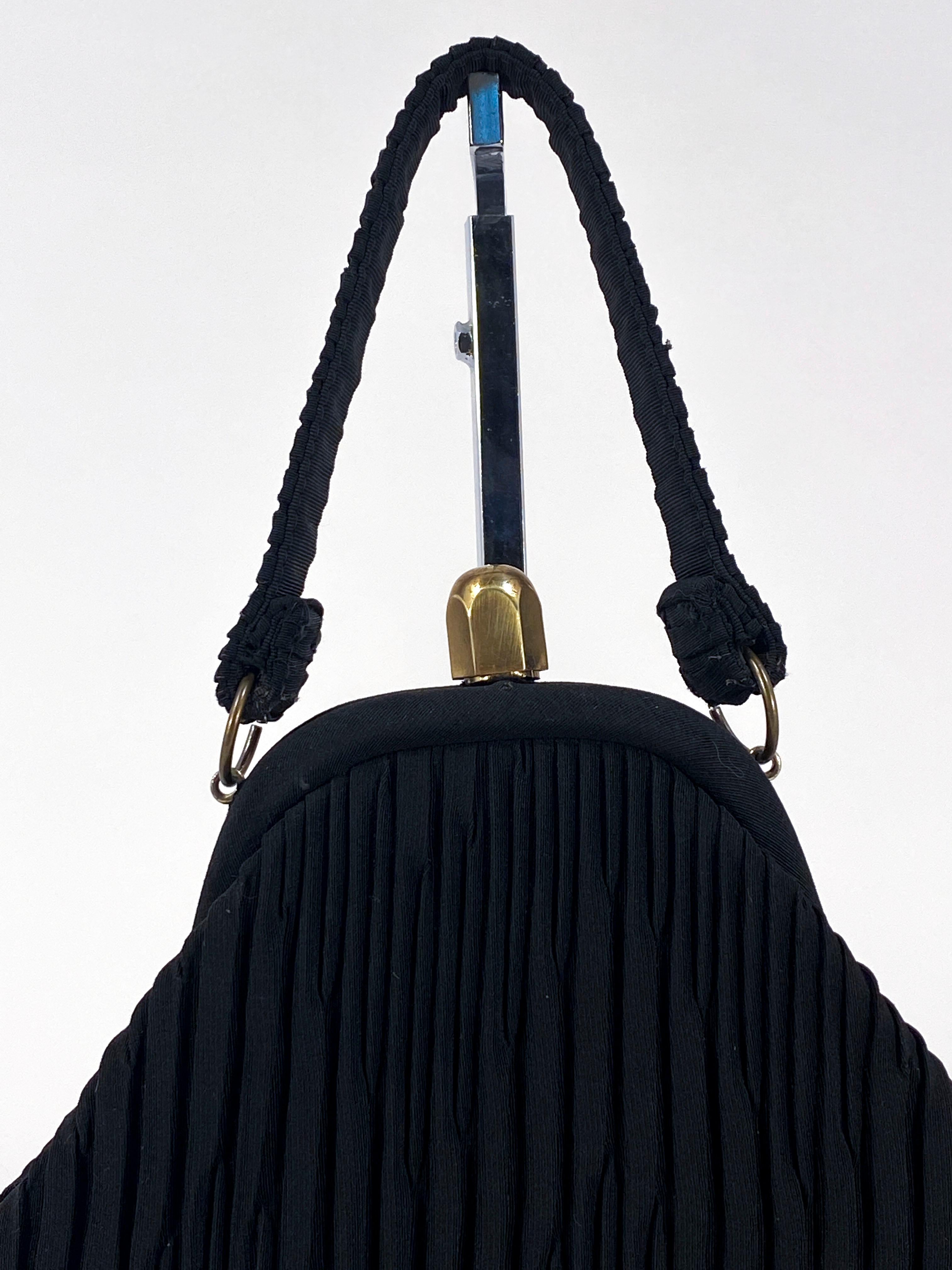 1930er Jahre Schwarz Art Deco Handtasche mit dekorativen Plissee im Angebot 1